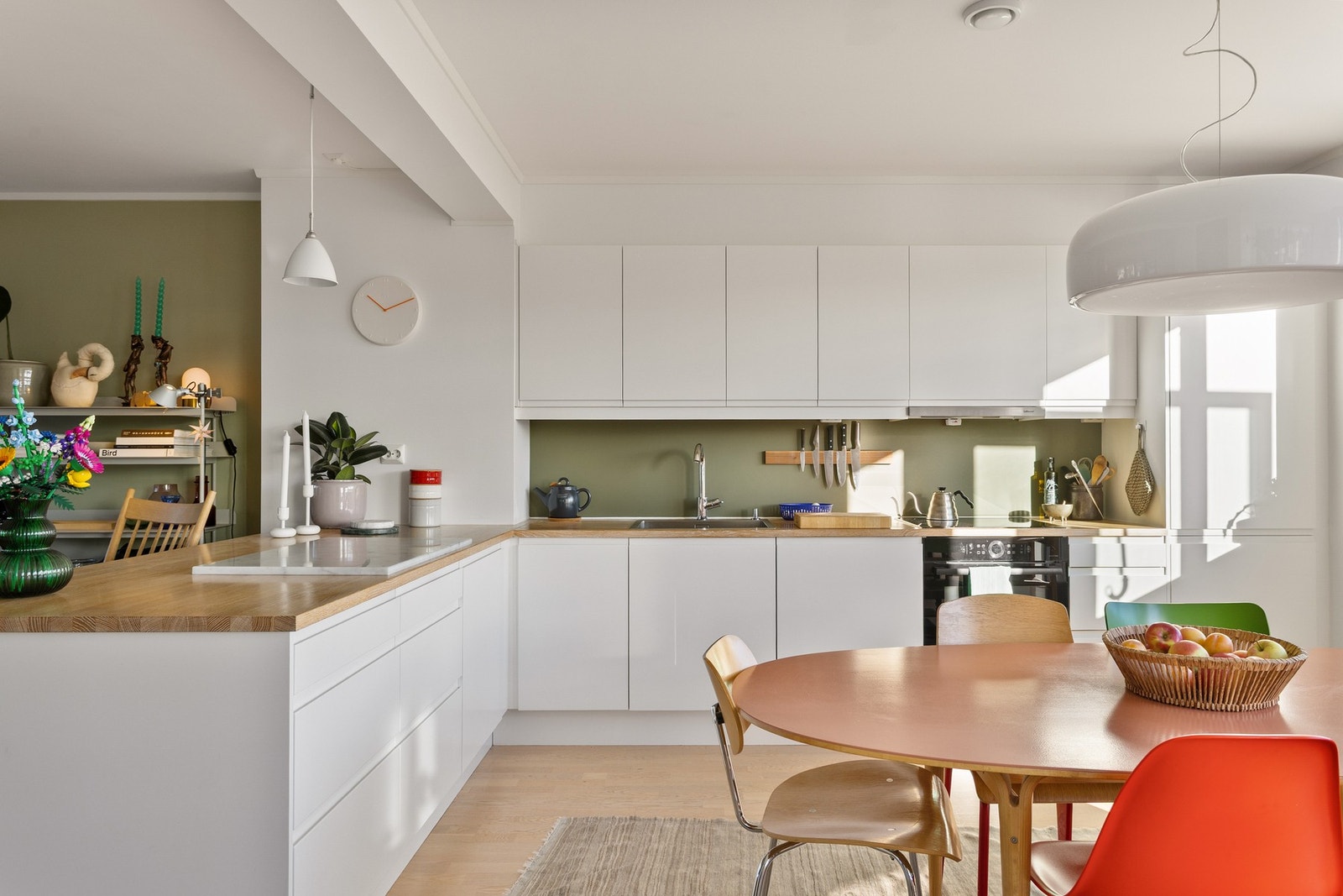 Alle hvitevarer er integrerte og består av nedfelt induksjonstopp, stekeovn, oppvaskmaskin og kjøleskap med fryser. Galleribilde