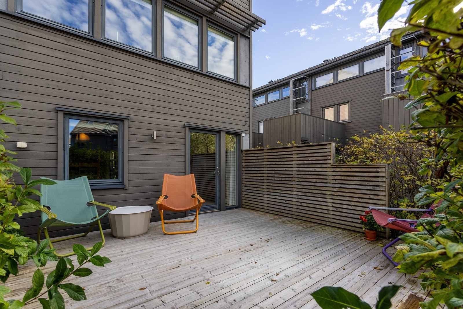 God plass til flere soner som loungemøbler, solsenger og spisebord. Det er tillatt med elektrisk- og gassgrill. Leveggene kombinert med hekken gir en skjermet og fin uteplass. Galleribilde