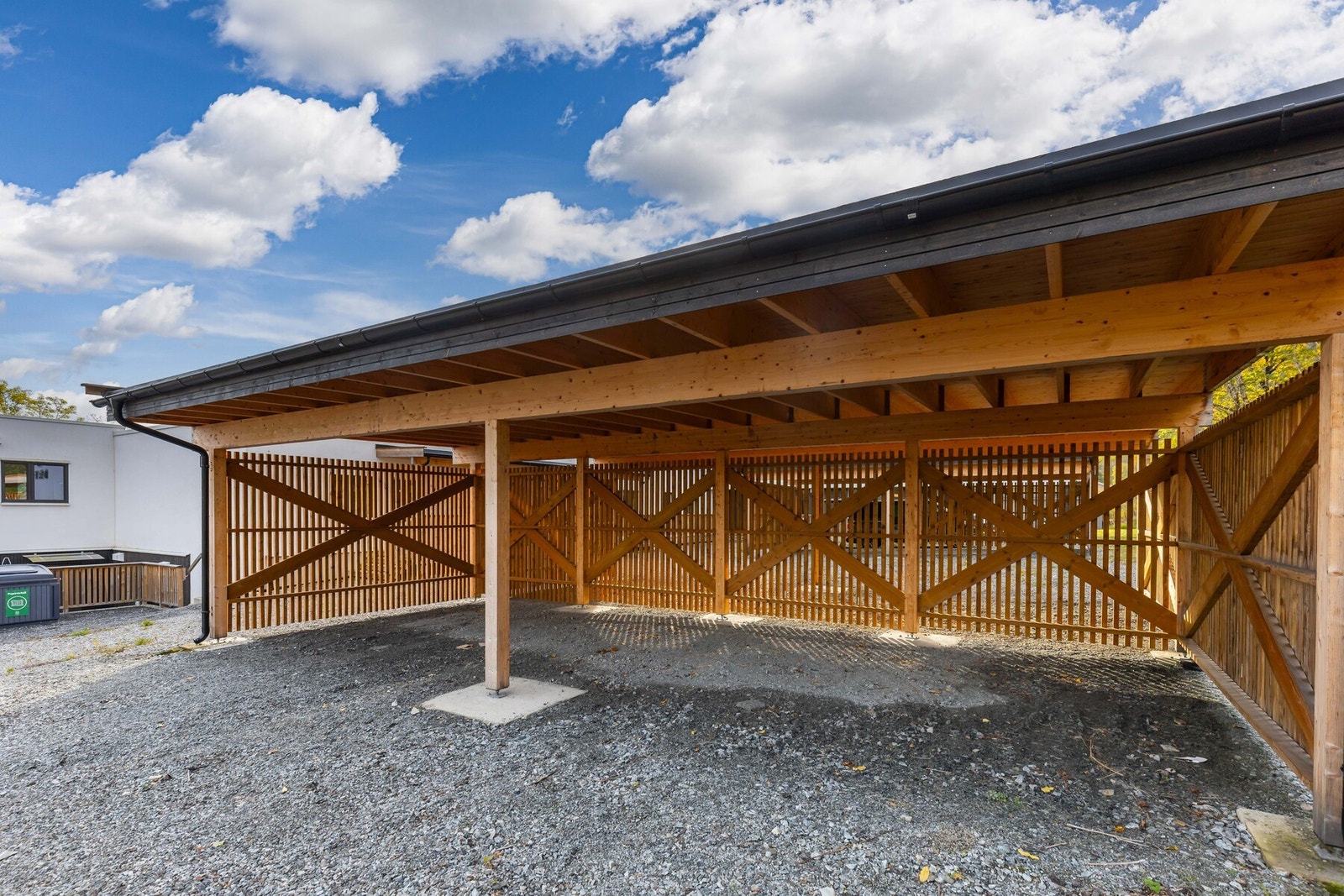 Parkeringsområdet er gruslagt. Galleribilde