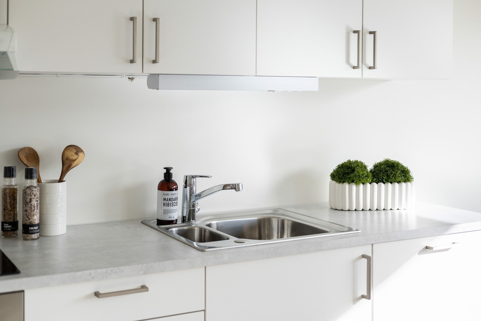 Moderne Sigdal-kjøkken med integrerte hvitevarer og åpen løsning mot stuen. Galleribilde