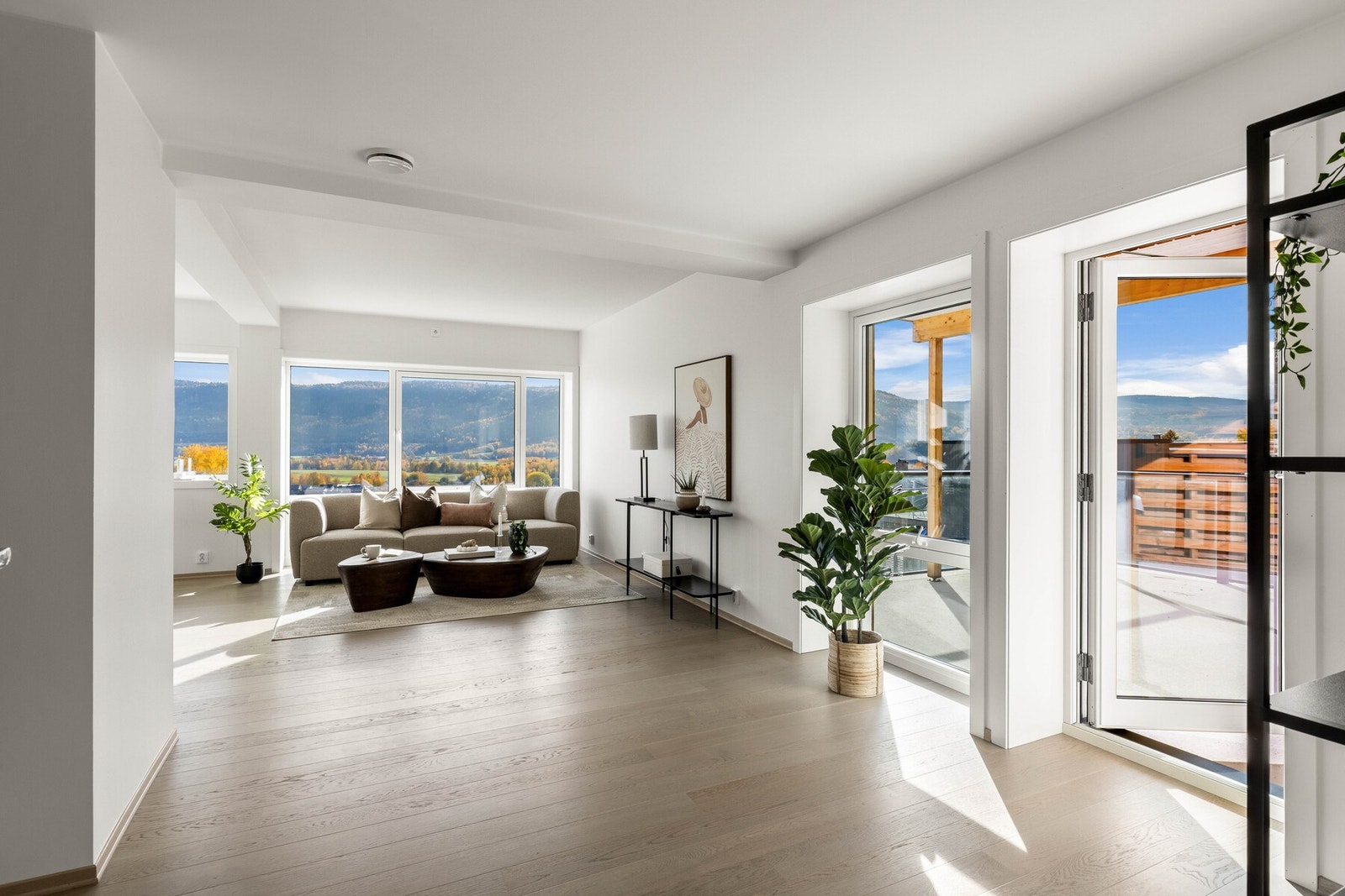 Utgang til vestvendt terrasse - en naturlig forlengelse av oppholdsrommet. Galleribilde