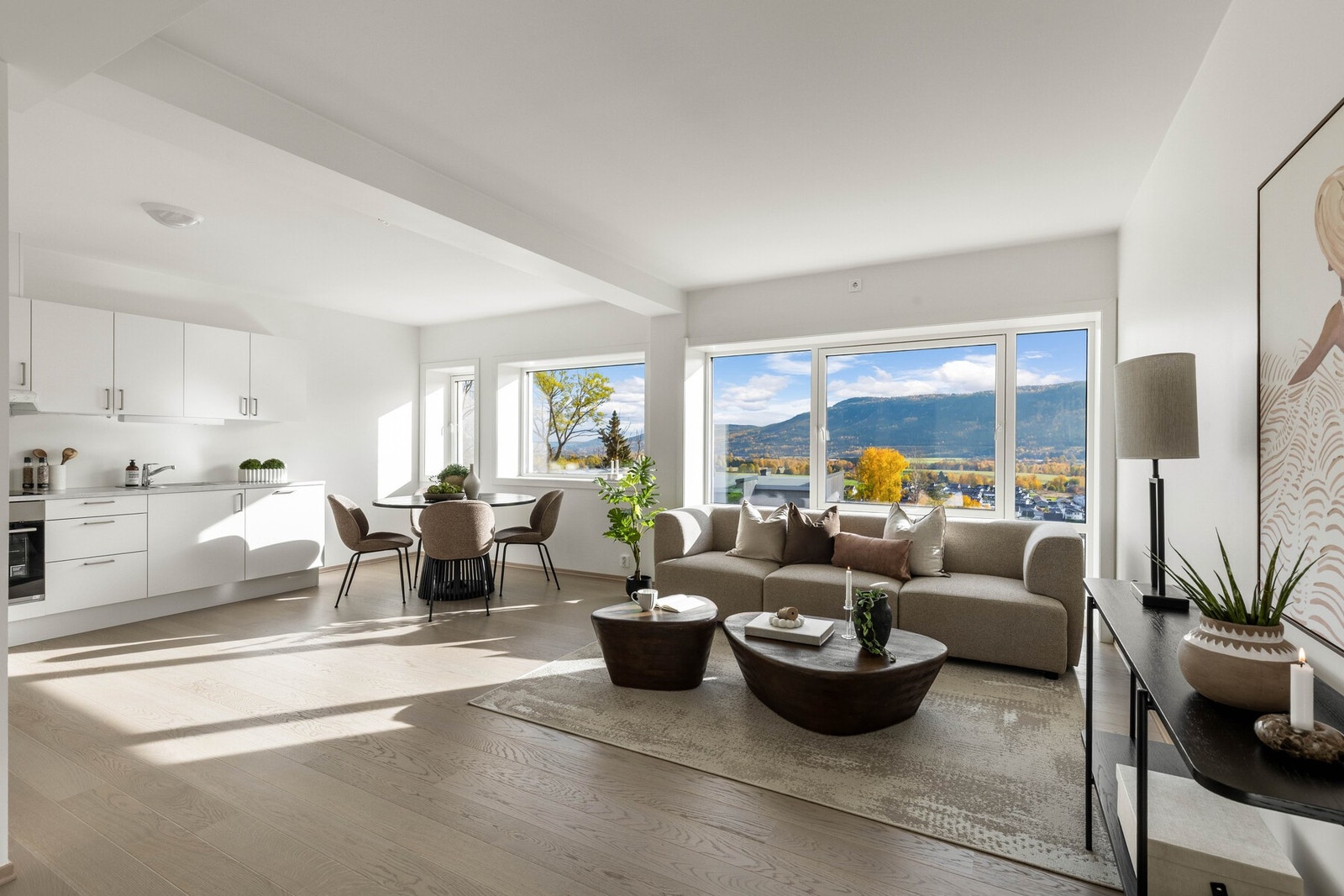 Store vindusflater med flott utsikt gir en ekstra dimensjon til romfølelsen. Galleribilde