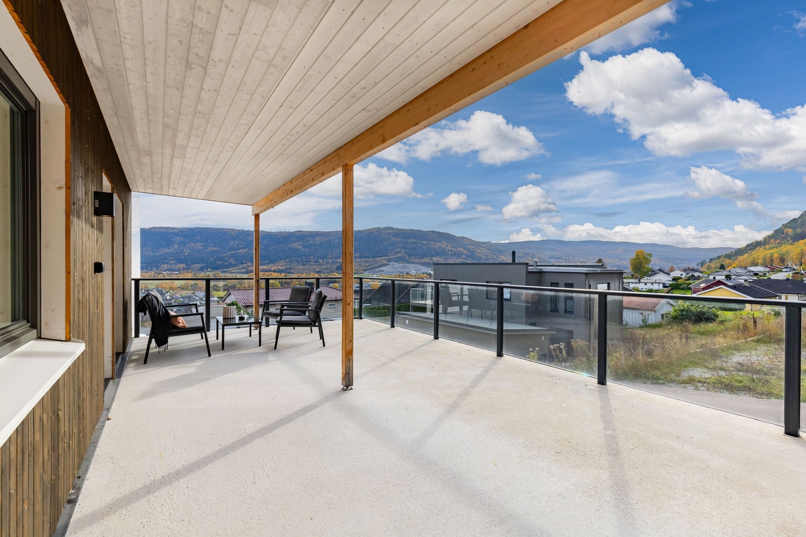 Stor, vestvendt terrasse med panoramautsikt. Galleribilde