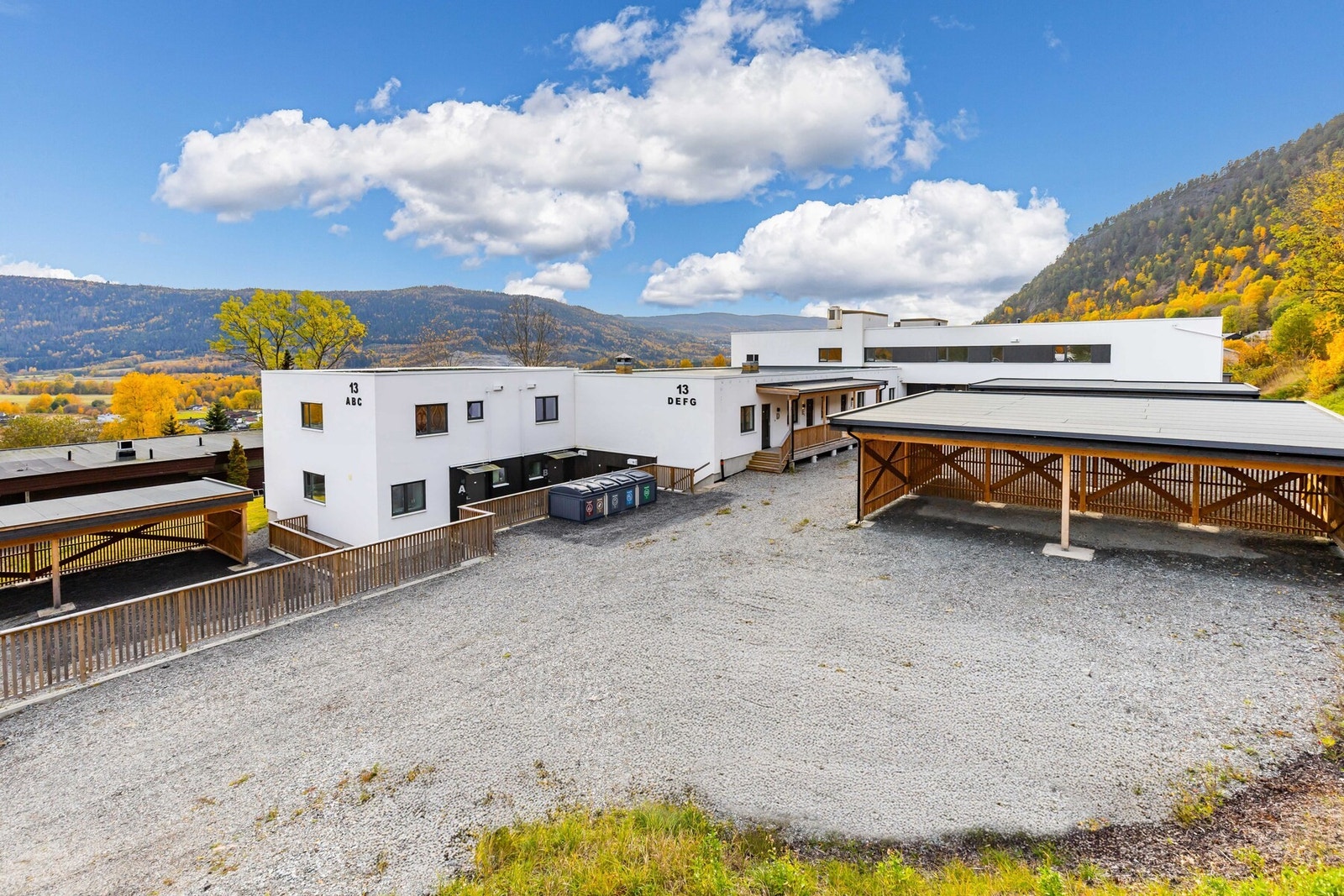 Alle får tildelt en parkeringsplass i carport. Galleribilde