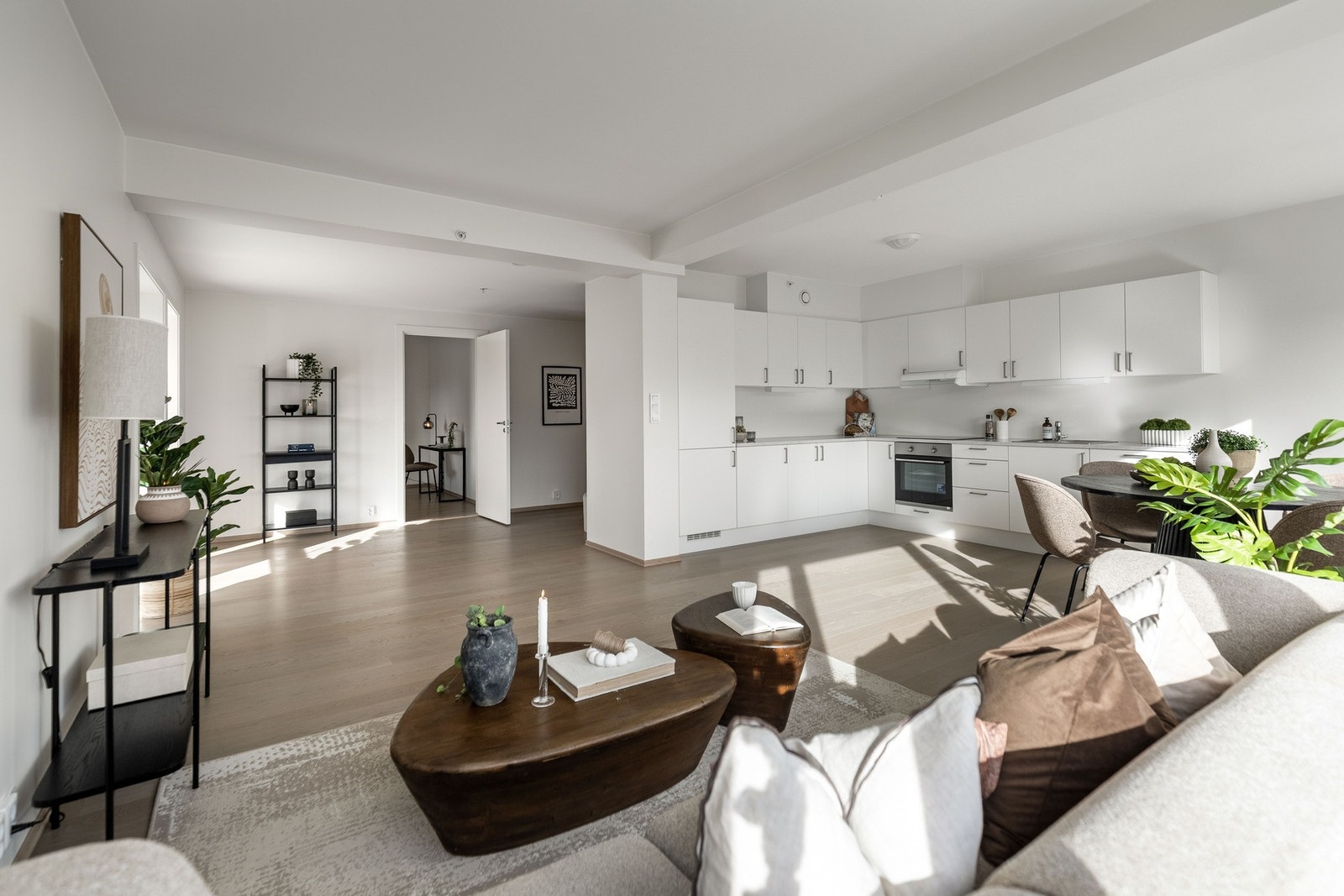 Stue og kjøkken ligger i åpen løsning. Galleribilde