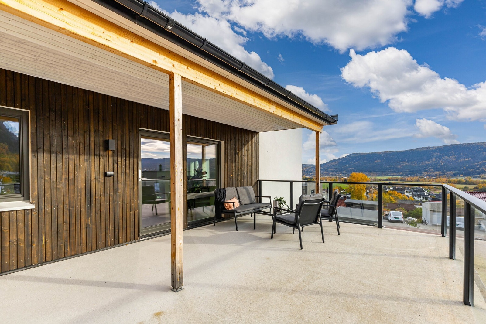 Balkongen er av meget god størrelse og god møbleringsfrihet Galleribilde