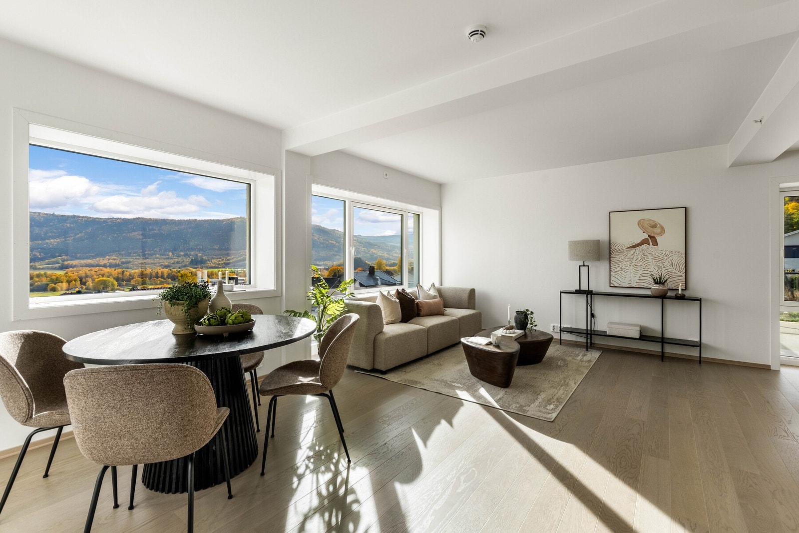 Lys og luftig stue med store vindusflater som slipper inn rikelig med dagslys. Galleribilde