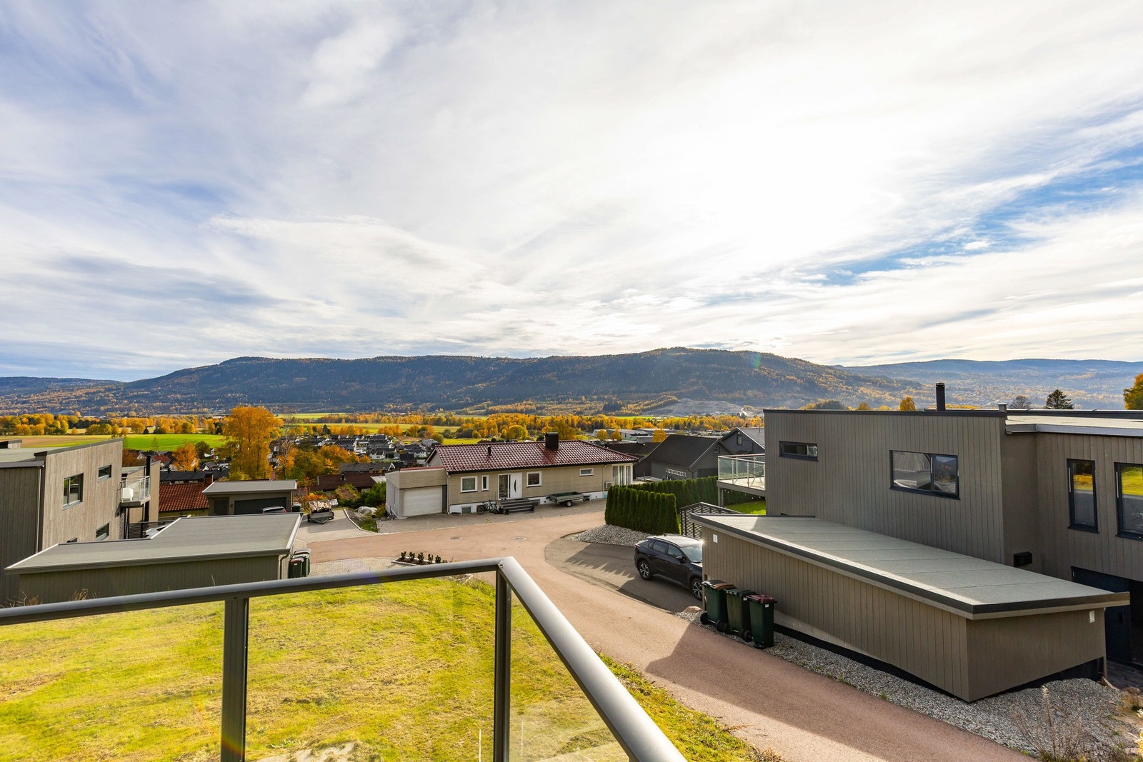 Glassrekkverk og delvis overbygg gir lun atmosfære. Galleribilde