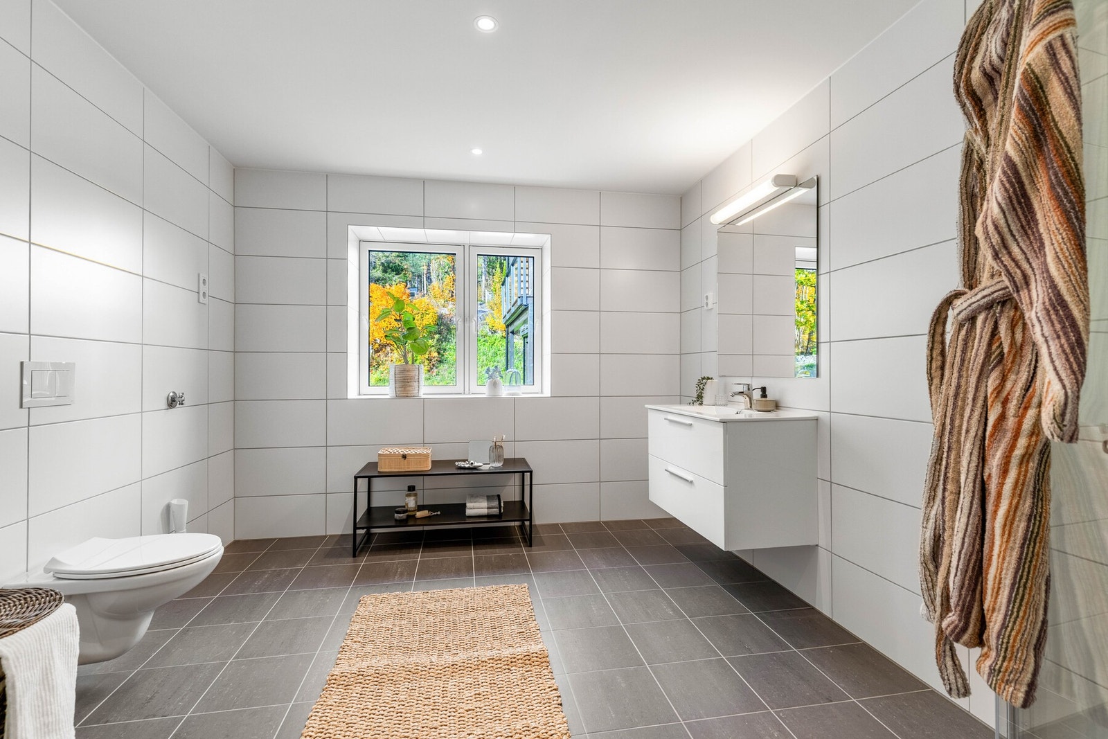 Moderne helfliset bad fra 2023 med tidløst design. Galleribilde