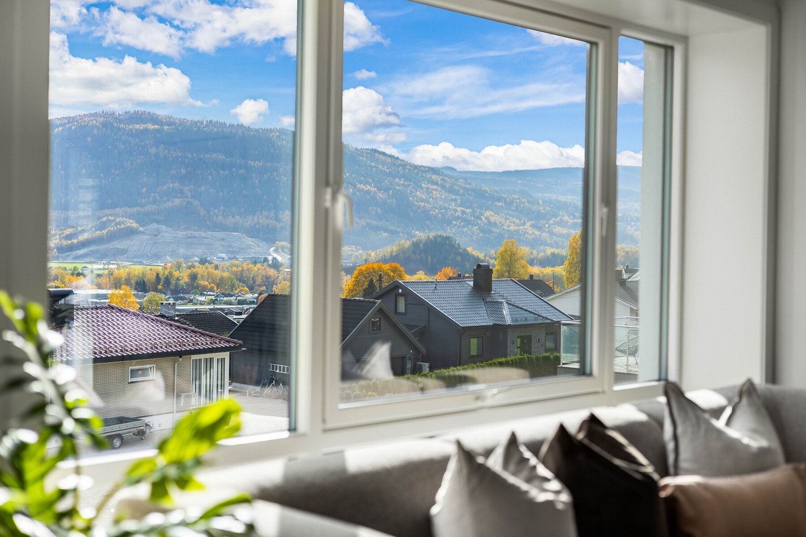 Det er god utsikt fra stuen. Galleribilde