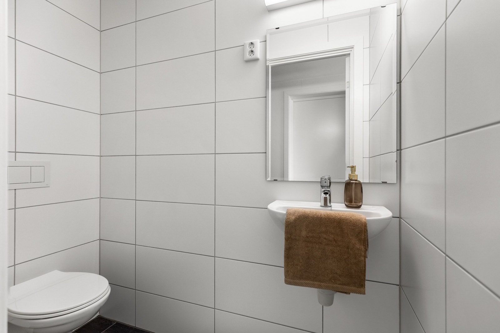 Praktisk gjestetoalett ved entré - moderne og lettstelt. Galleribilde