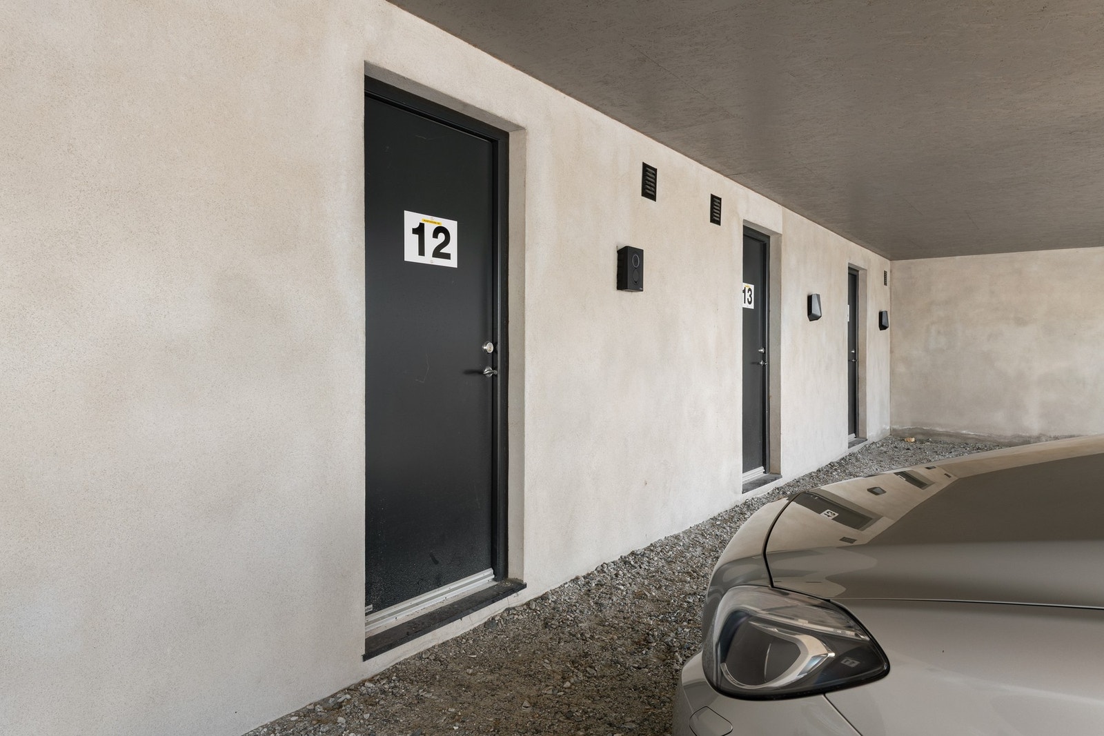 I carporten er det el-bil lader. Galleribilde