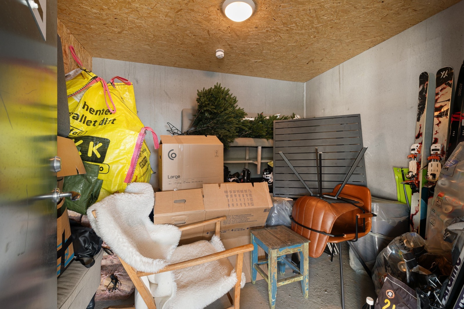 Egen bod med god plass til oppbevaring. Galleribilde