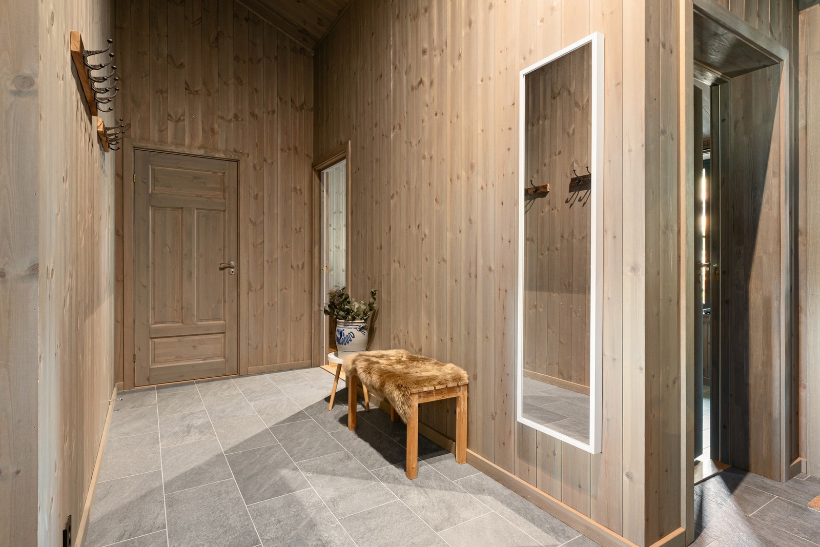 Gangen gir deg gode muligheter til å henge fra seg yttertøyet. Galleribilde