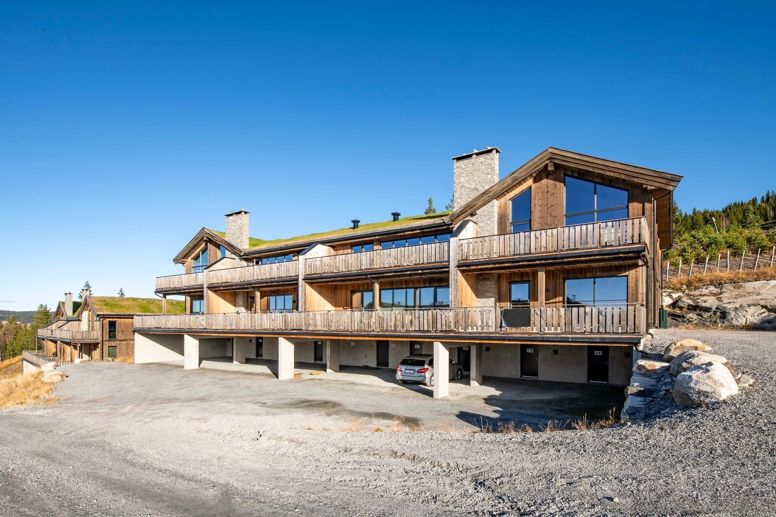 Parkering i carport med el-bil lader. Galleribilde