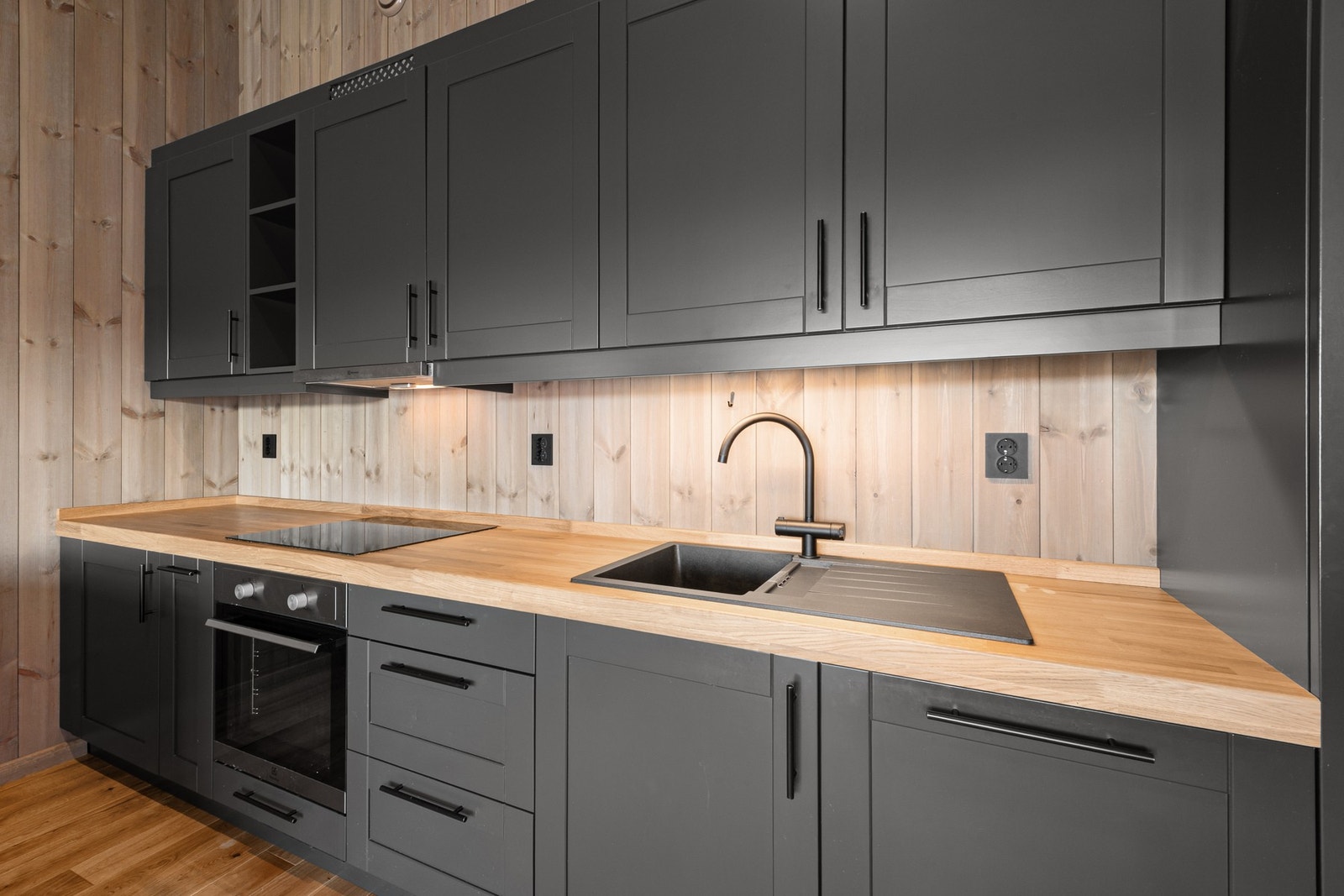 Kjøkkenet har integrerte hvitevarer og og plass til oppbevaring og matlaging. Galleribilde