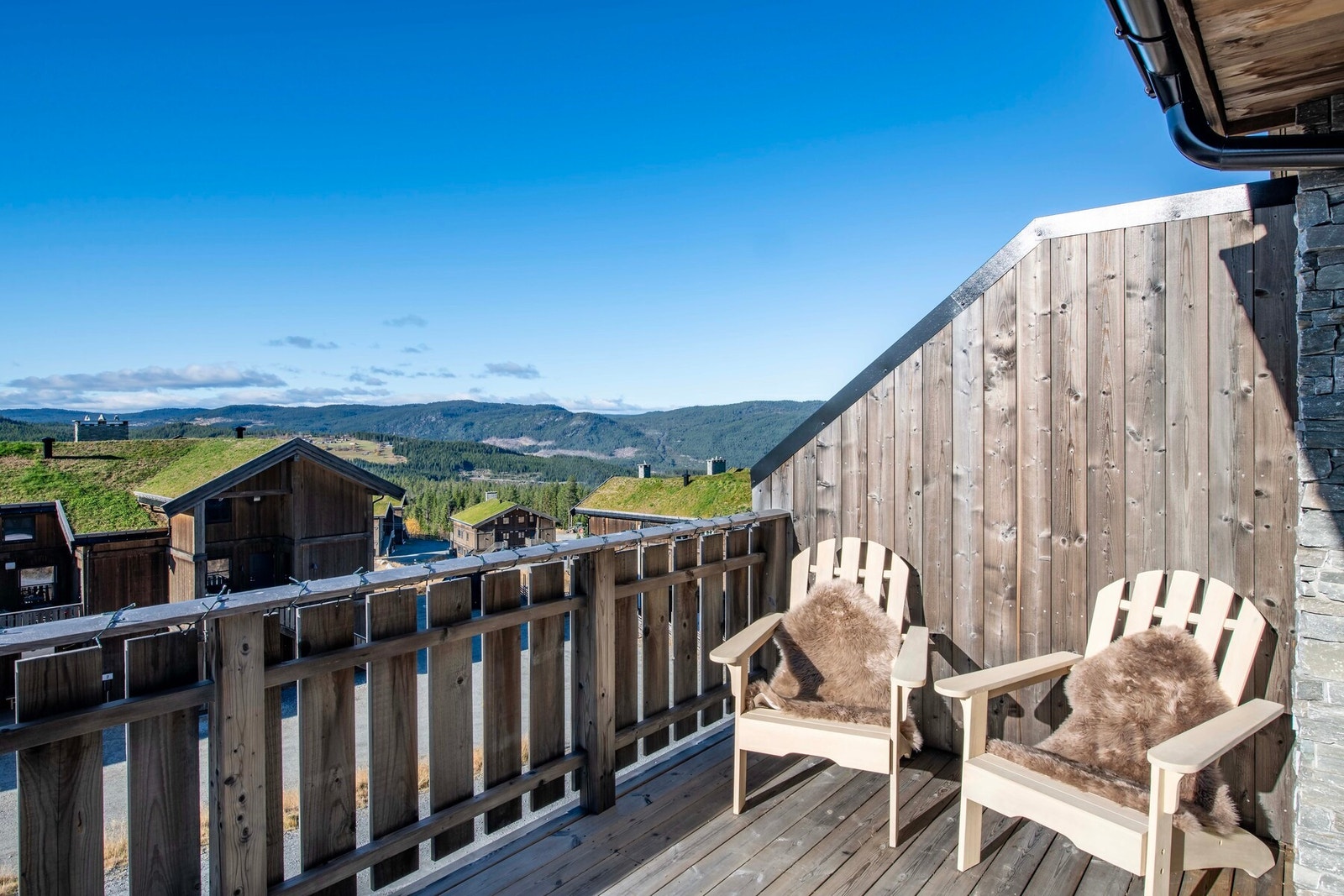 På balkongen er det god plass til flere sittegrupper. Galleribilde