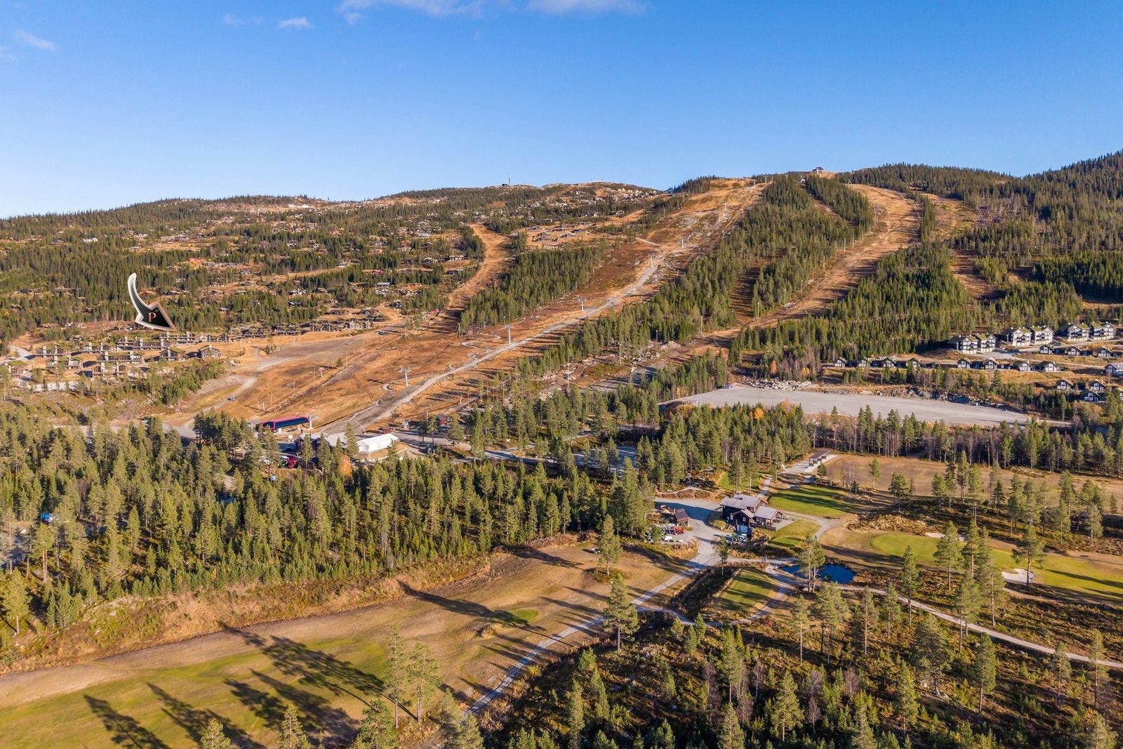 Med kort avstand til skiheis, golfbane og skiløyper er dette et ideelt sted for en aktiv familie. Galleribilde