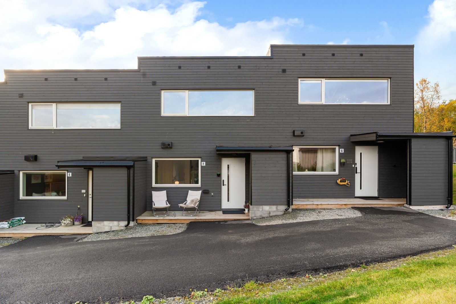 Moderne del av rekkehus med 3 soverom, balkong, terrasse og parkering.