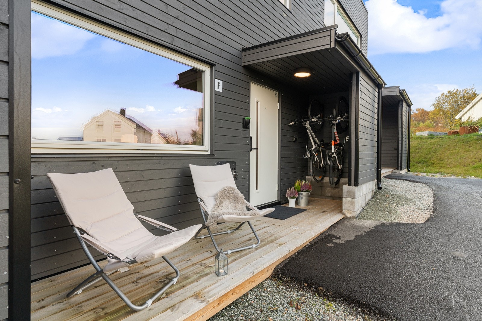 Inngangsparti med terrasse, her kan du nyte morgensola!