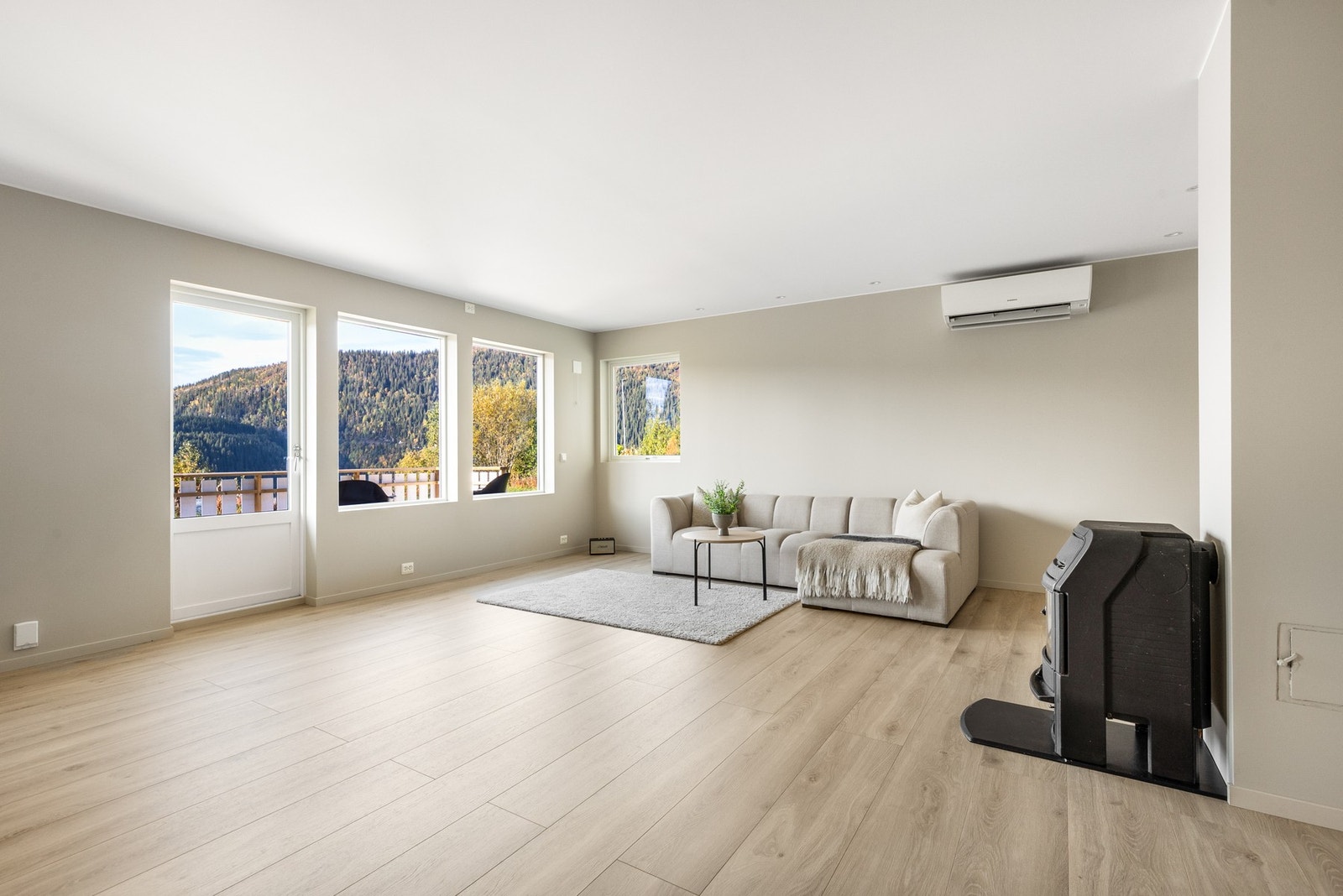 Leiligheten er stilren med listefri løsning. Downlights i tak Galleribilde