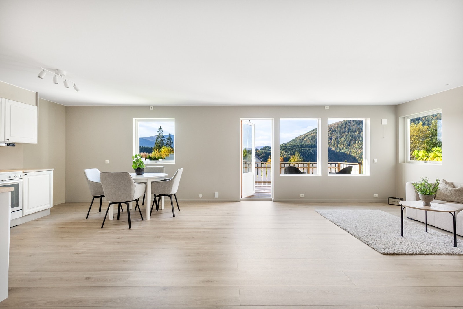 Fra stuen er det utgang til terrasse med fine solforhold Galleribilde