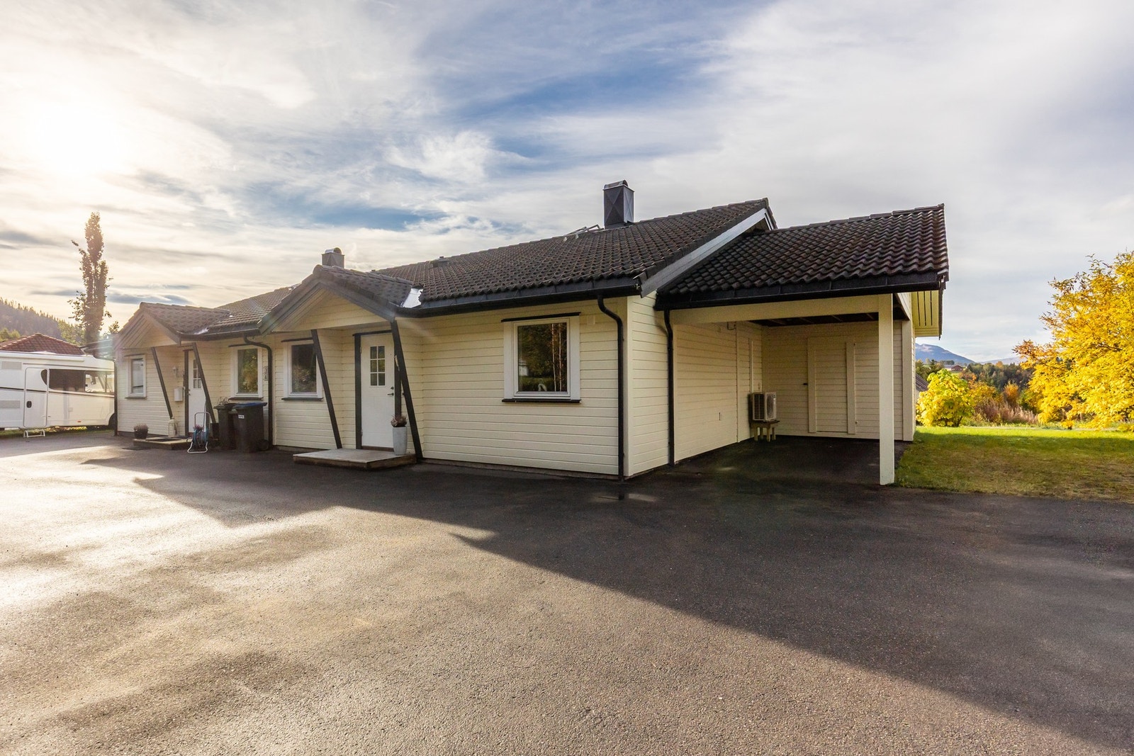 Parkering i carport, utvendig bod i bakkant Galleribilde