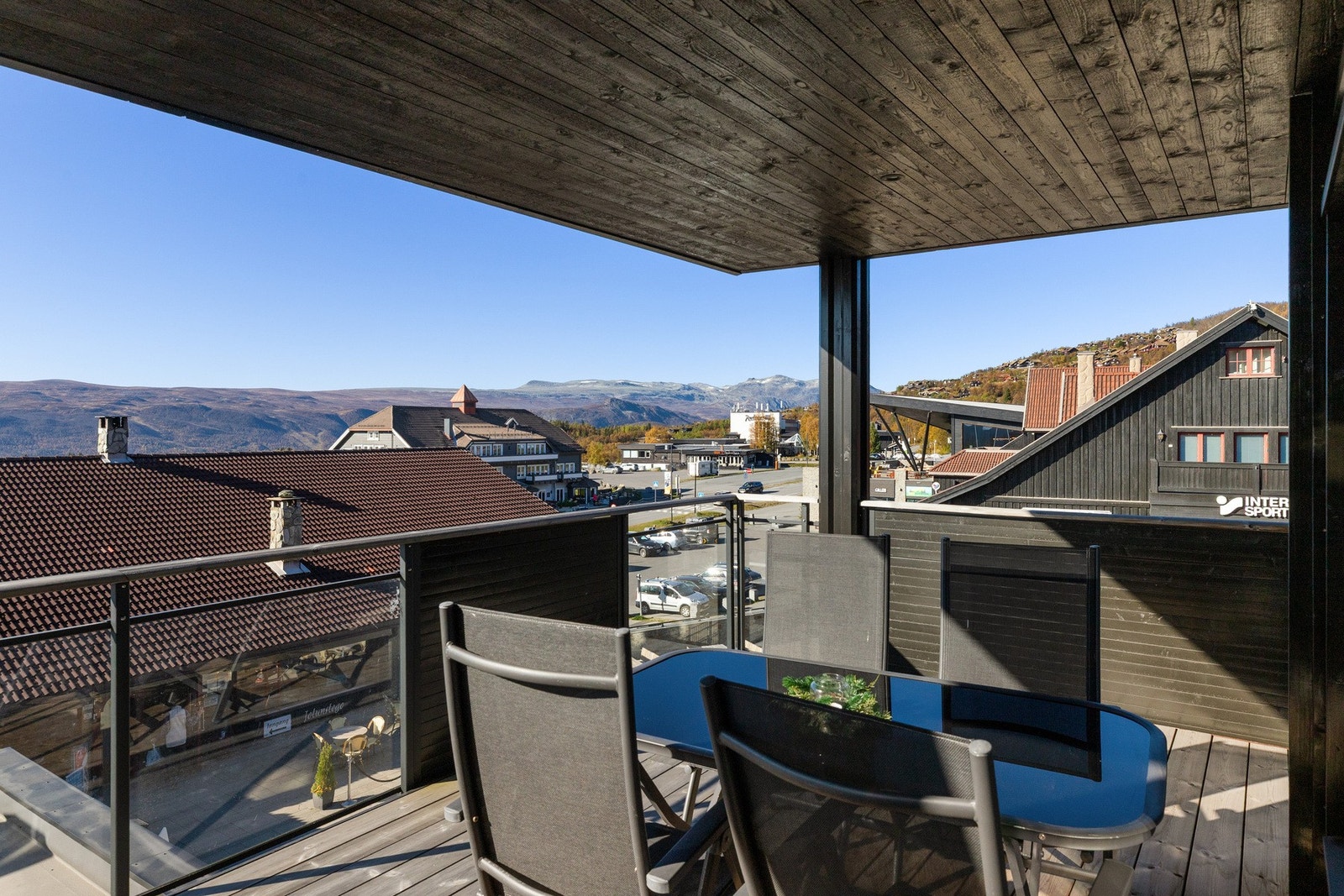 Romslig overbygget terrasse med gode solforhold. Galleribilde