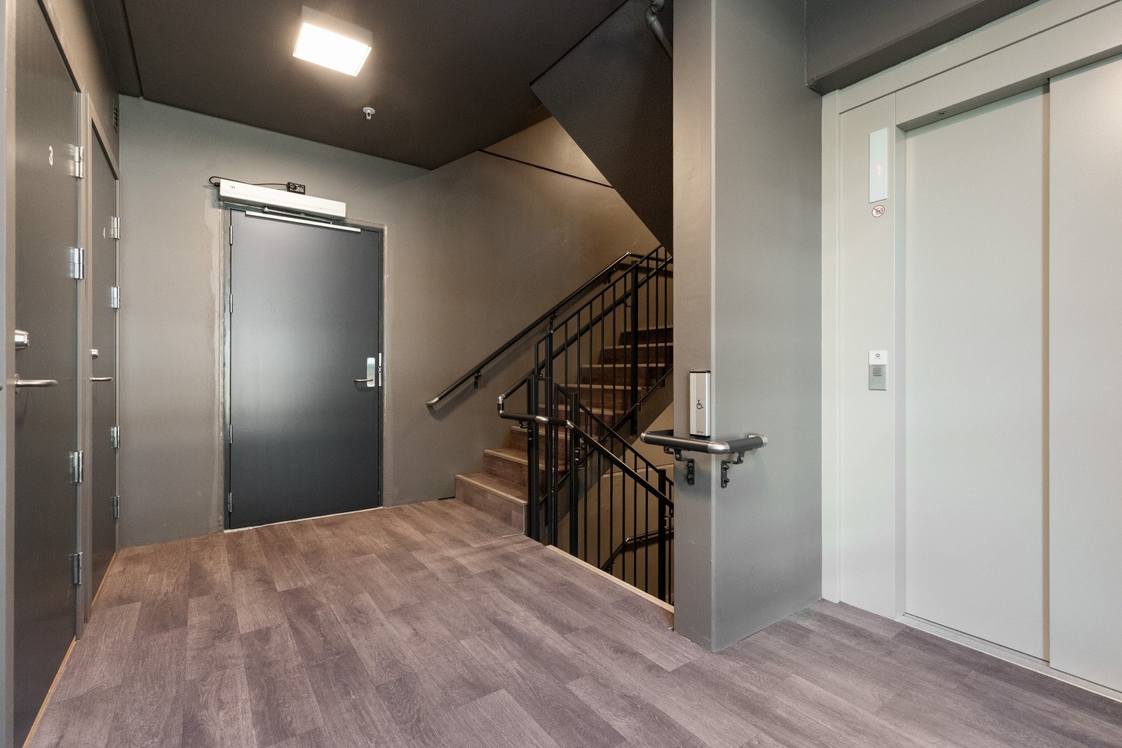 Lett adkomst til leiligheten via garasjeanlegg og heis. Galleribilde