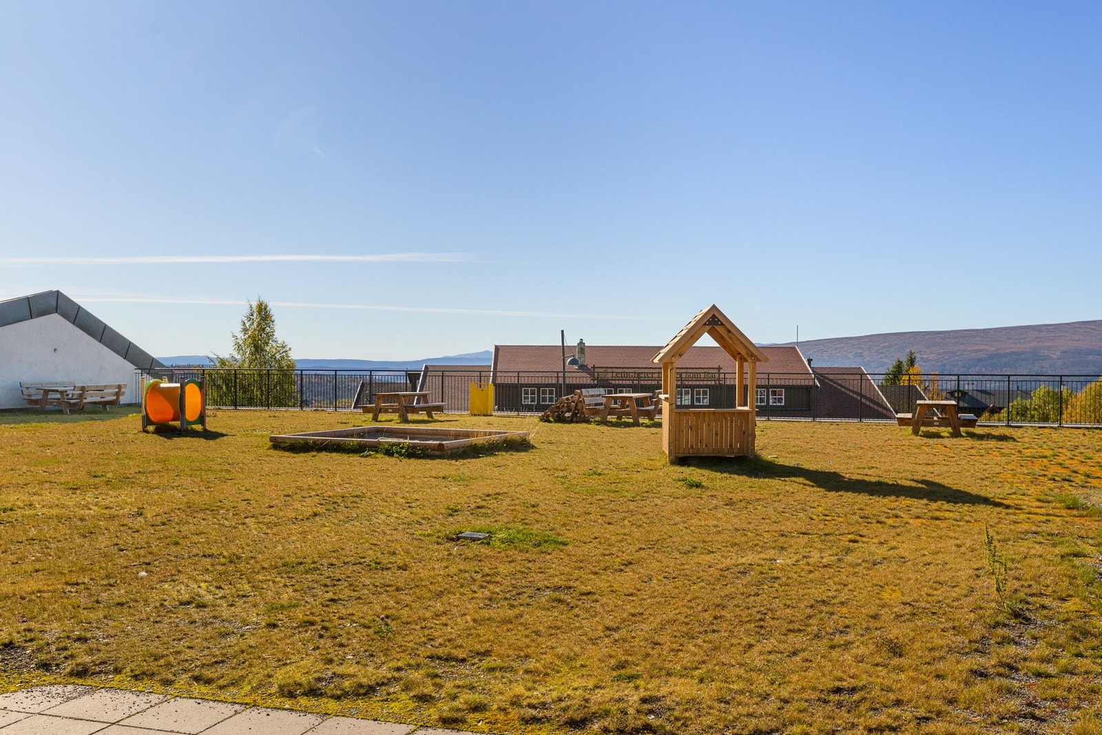 På taket av Spar er det et hyggelig område med gressplen og lekeapparater. Her er det fint å ta en piknik. Galleribilde
