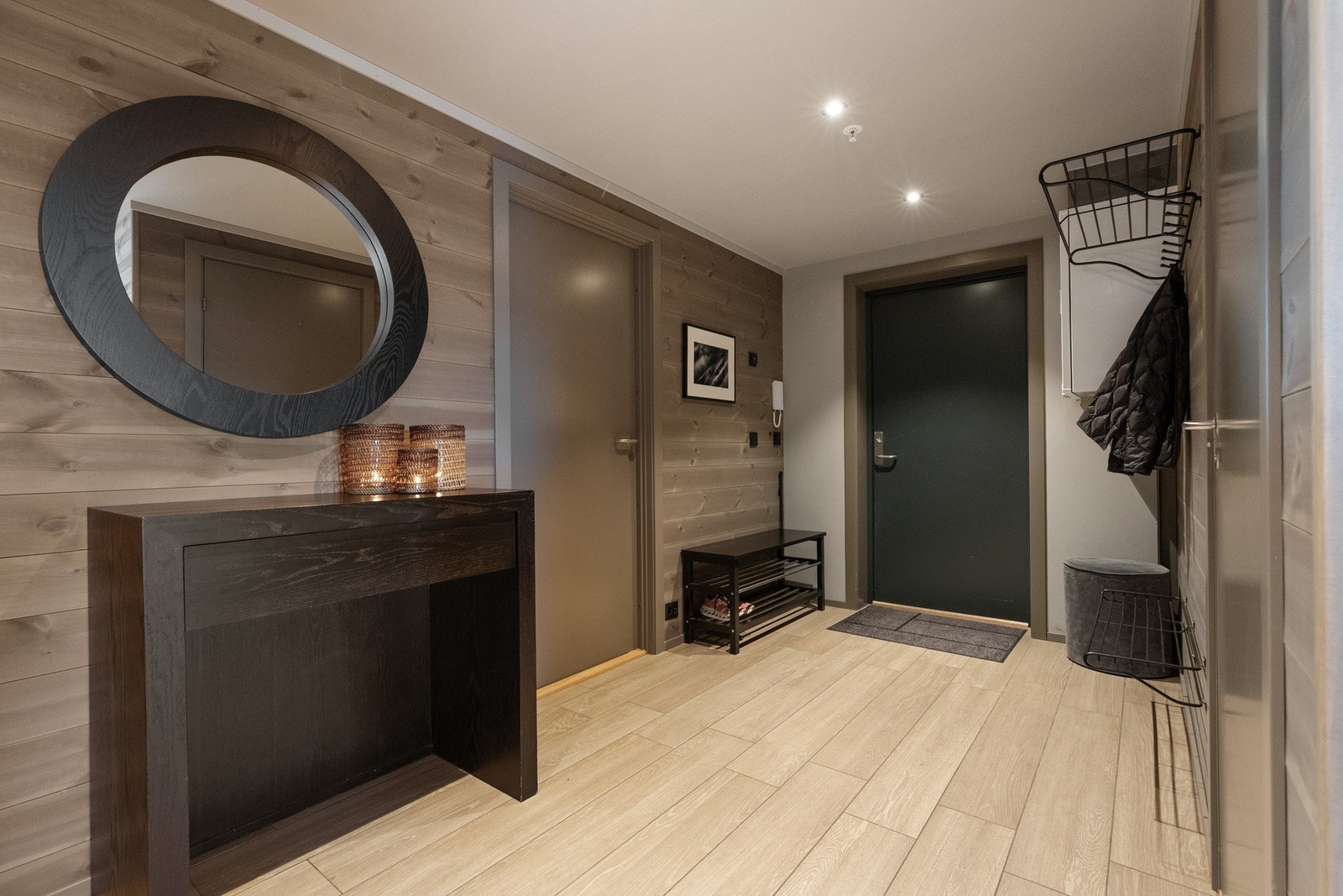 Her er det plass til både garderobeløsning og sittebenk. Galleribilde