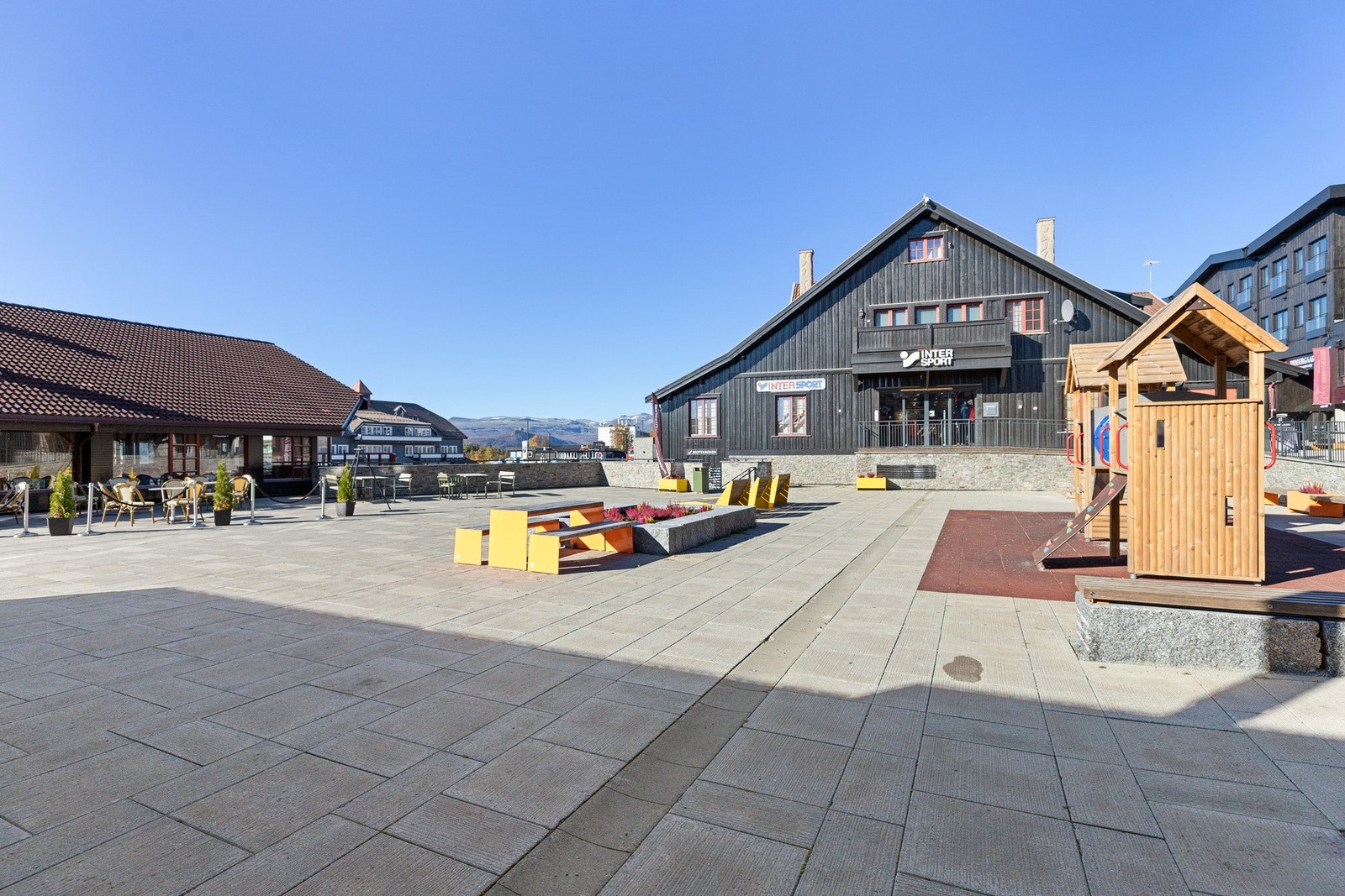 Lekeplass mellom leilighetsbygget og Intersport, denne kan ses fra leiligheten. Galleribilde