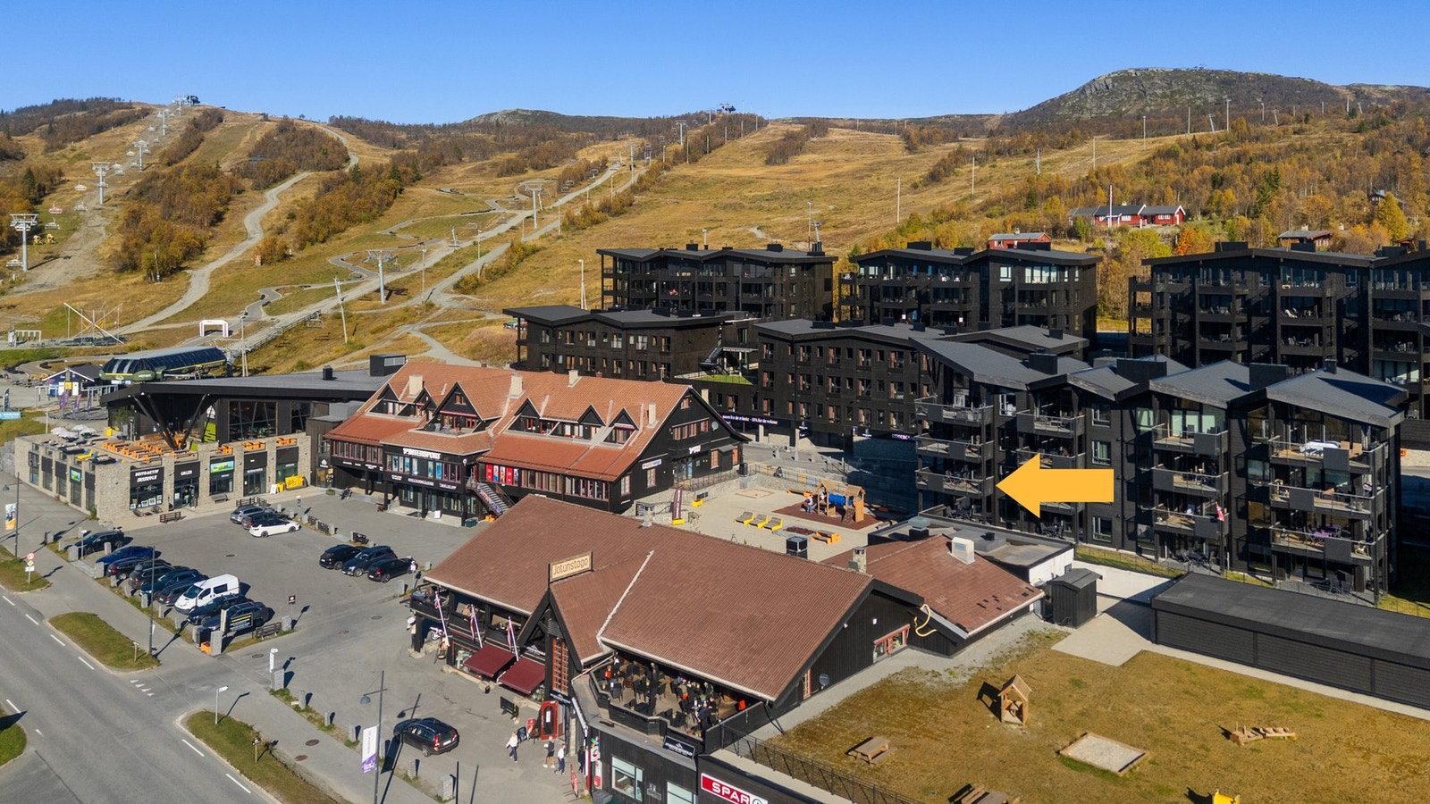 Meget sentral beliggenhet med gangavstand til restauranter, butikker, alpinbakke og alt annet Beitostølen har å by på. Galleribilde