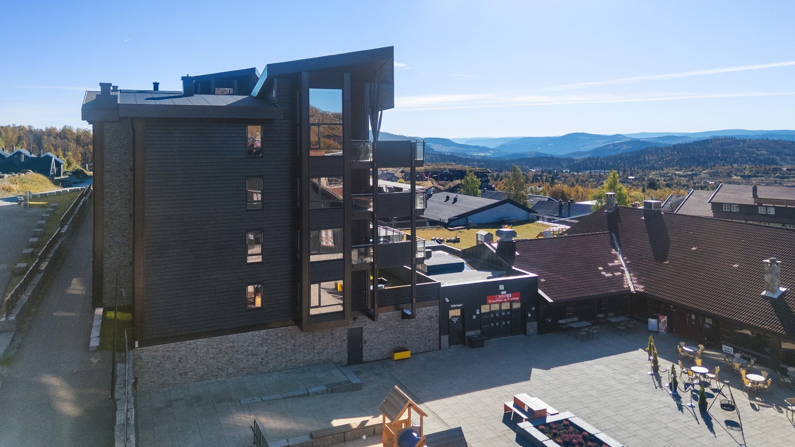 Lett adkomst til leiligheten via garasjeanlegg og heis. Heis til Spar gjør at det er enkelt å handle, siden Spar er åpent alle dager tidlig som sent. Galleribilde