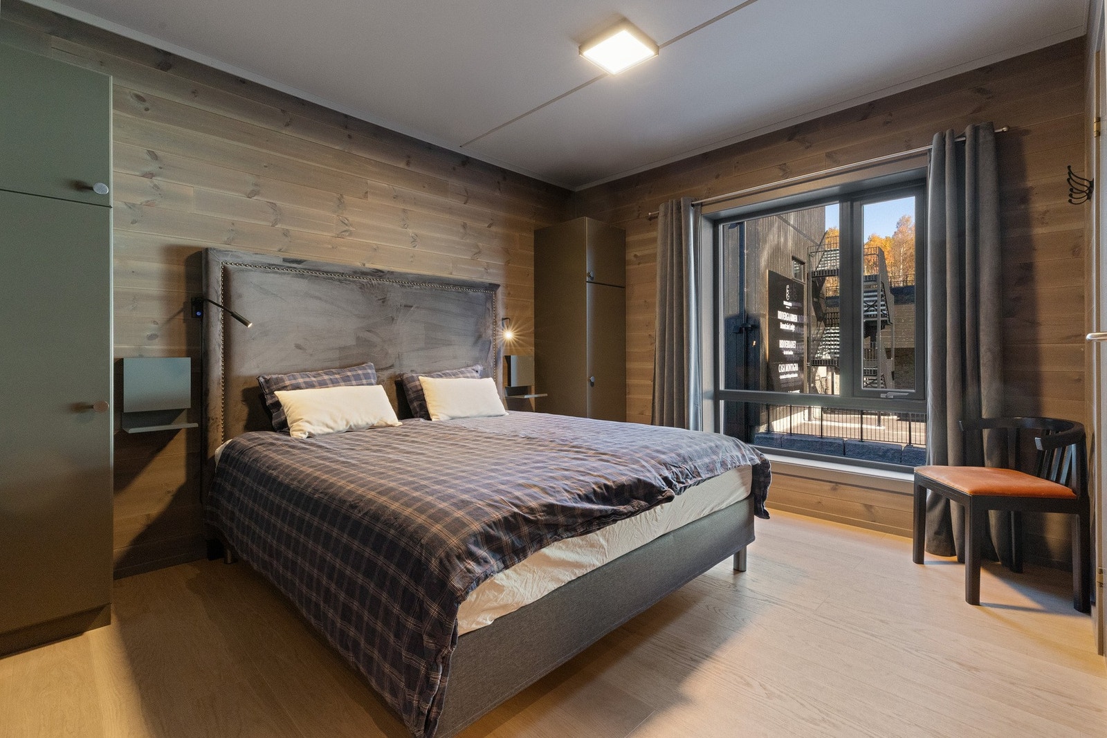 Hovedsoverommet er romslig og har adkomst til privat bad. Galleribilde