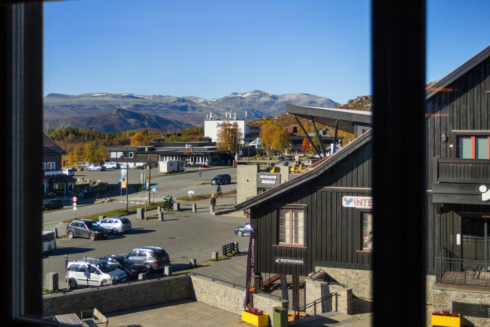 Flott utsikt mot Slettefjell og Mugnetind. En blir aldri lei av denne utsikten som endrer seg gjennom dagen og årstidene med vind, vær og et magisk lys. Galleribilde