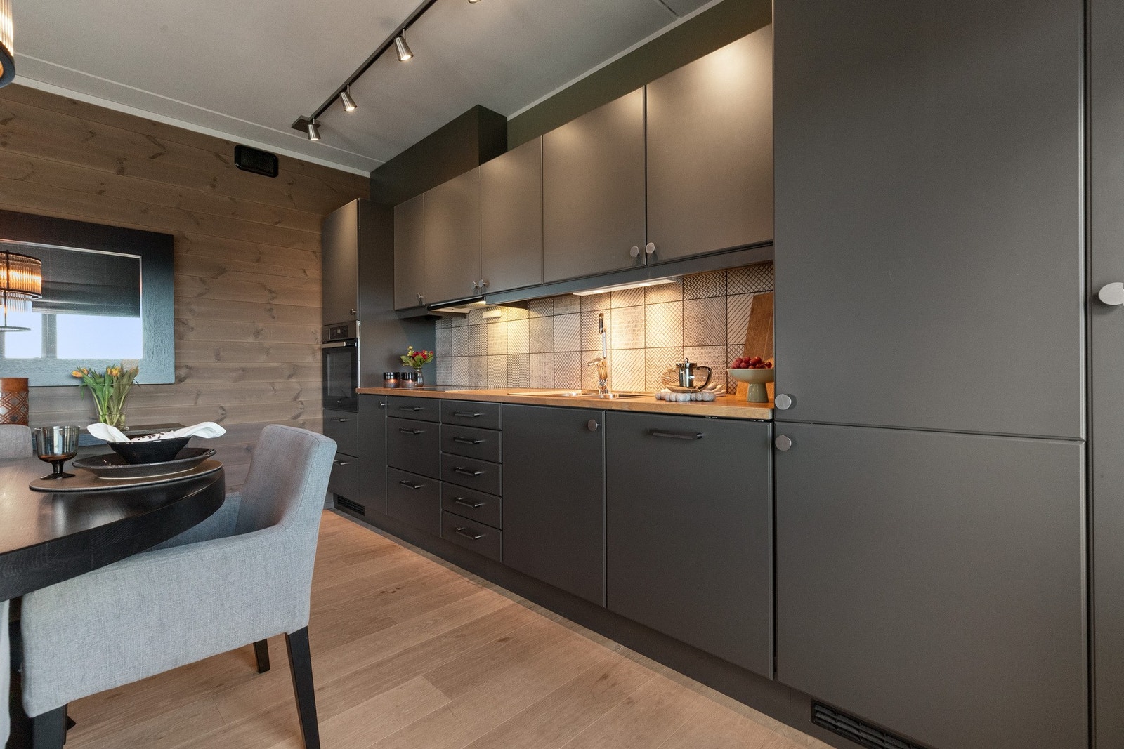 Frontene er glatte og stilrene, med fine fliser mellom over- og underskap. Galleribilde