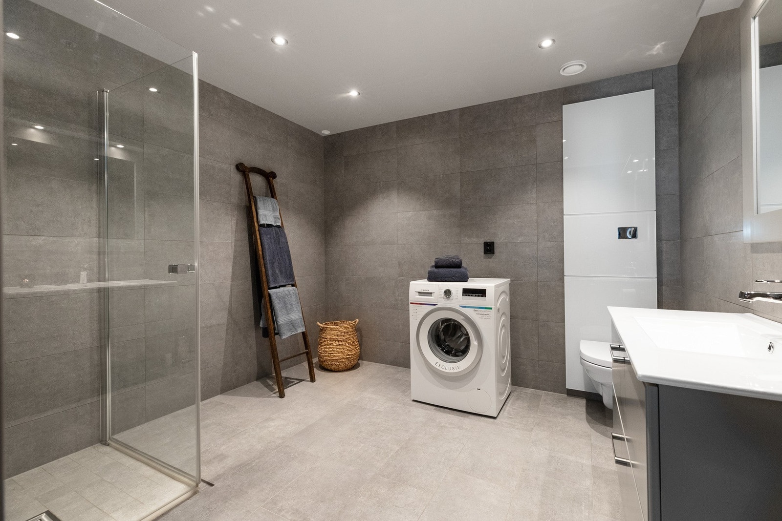 Det er plass til å etablere badstue, slik det opprinnelig var tenkt, ellers kan plassen brukes til skap og baderomsmøbler. Vaskemaskin medfølger. Galleribilde