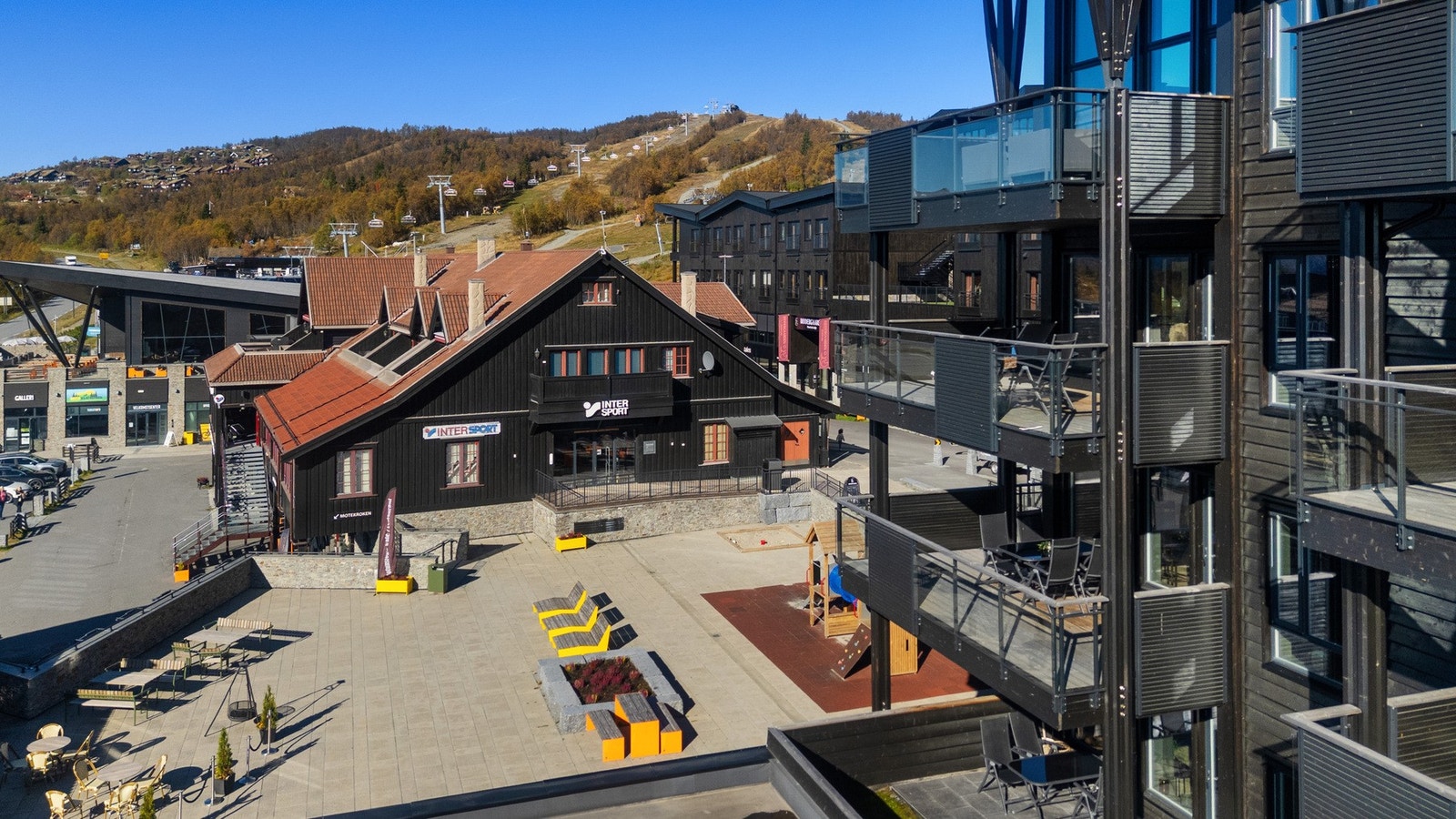 Beitostølen er den komplette og urbane fjelldestinasjonen. Det som gjør Beitostølen så spesiell er nærheten til fjellet og den intime atmosfæren - alpinbakker, langrennsløyper, restauranter, puber, butikker og andre severdigheter samlet på ett sted. Beito Galleribilde