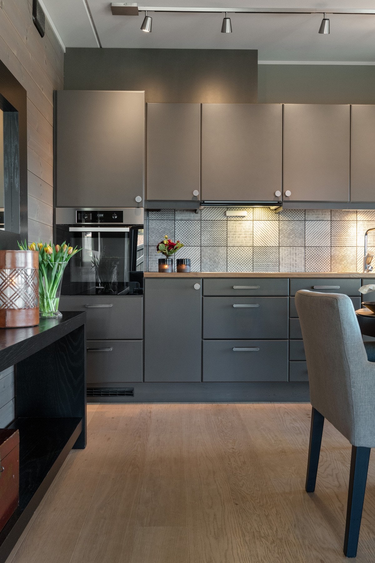 Dette medfølger: i handelen:
Kjøleskap, oppvaskmaskin, platetopp, komfyr og vaskemaskin. Galleribilde