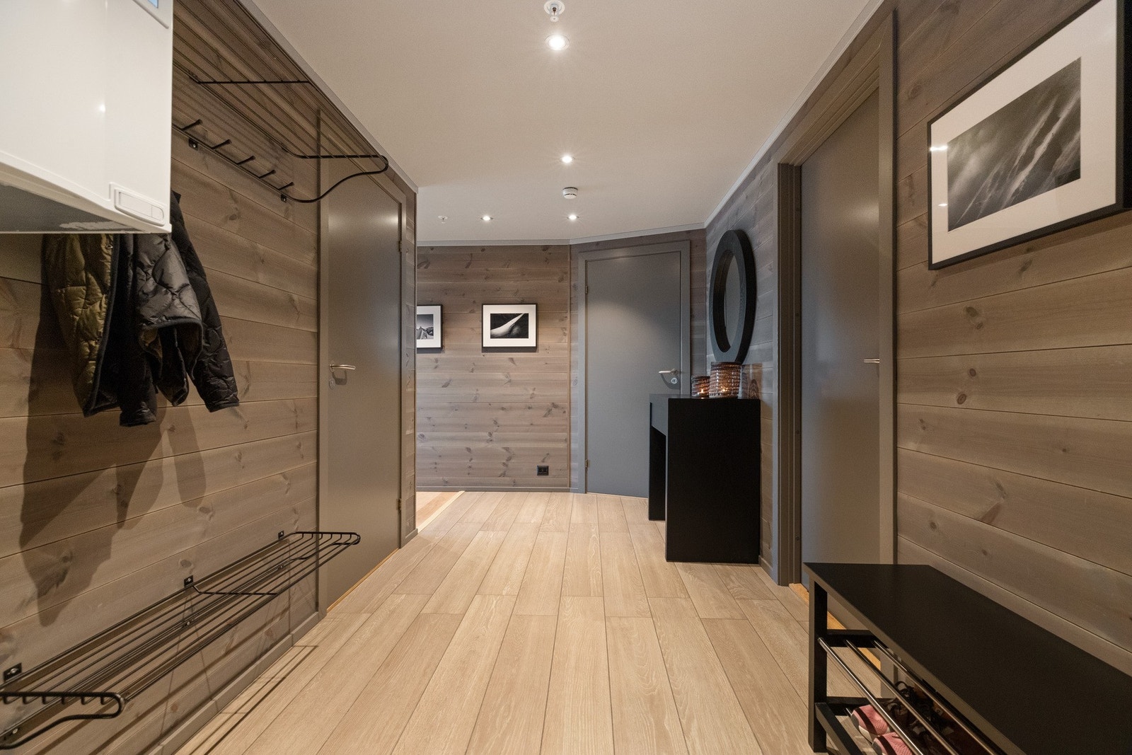 Leiligheten ønsker deg velkommen med en romslig entré. Galleribilde