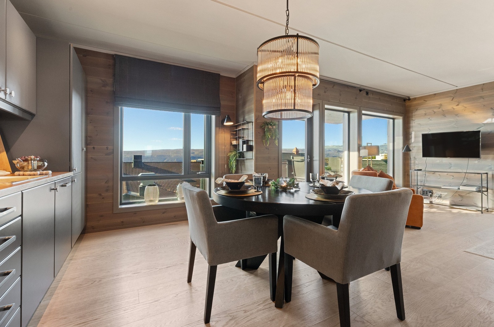 Sone for godstoler og spisestue som perfekt for både avslapning og selskapeligheter. Galleribilde