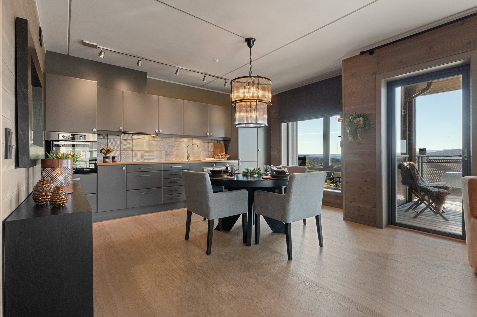 Kjøkkeninnredningen er moderne og funksjonelt, med integrerte hvitevarer og rikelig med skapplass. Galleribilde