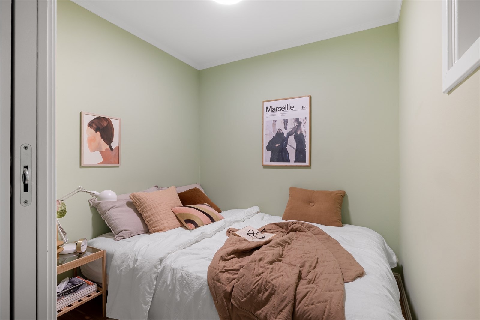 Alkoven er romslig med plass til dobbeltseng og nattbord. Galleribilde