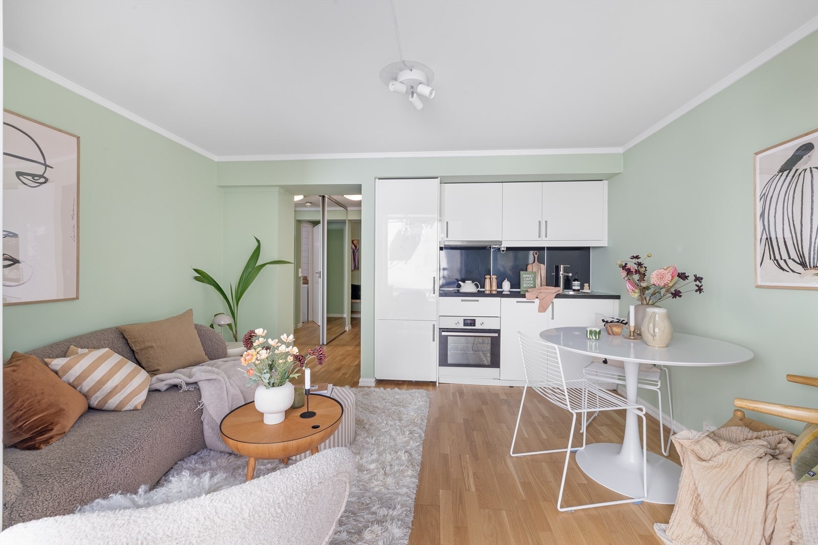 Lekkert kjøkken med kjøleskap, frys, dobbel stekeplate, komfyr og oppvaskmaskin. Her får du alt du trenger! Kjøkkenet er fra 2014. Galleribilde