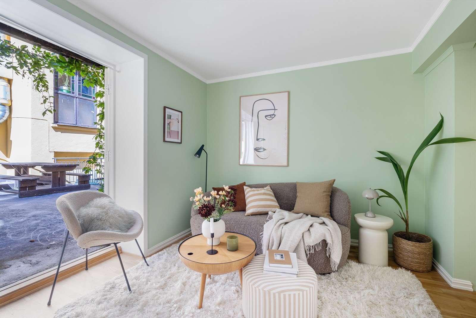 Du har god plass til sofa, stuebord og spisebord i oppholdsrommet. Galleribilde