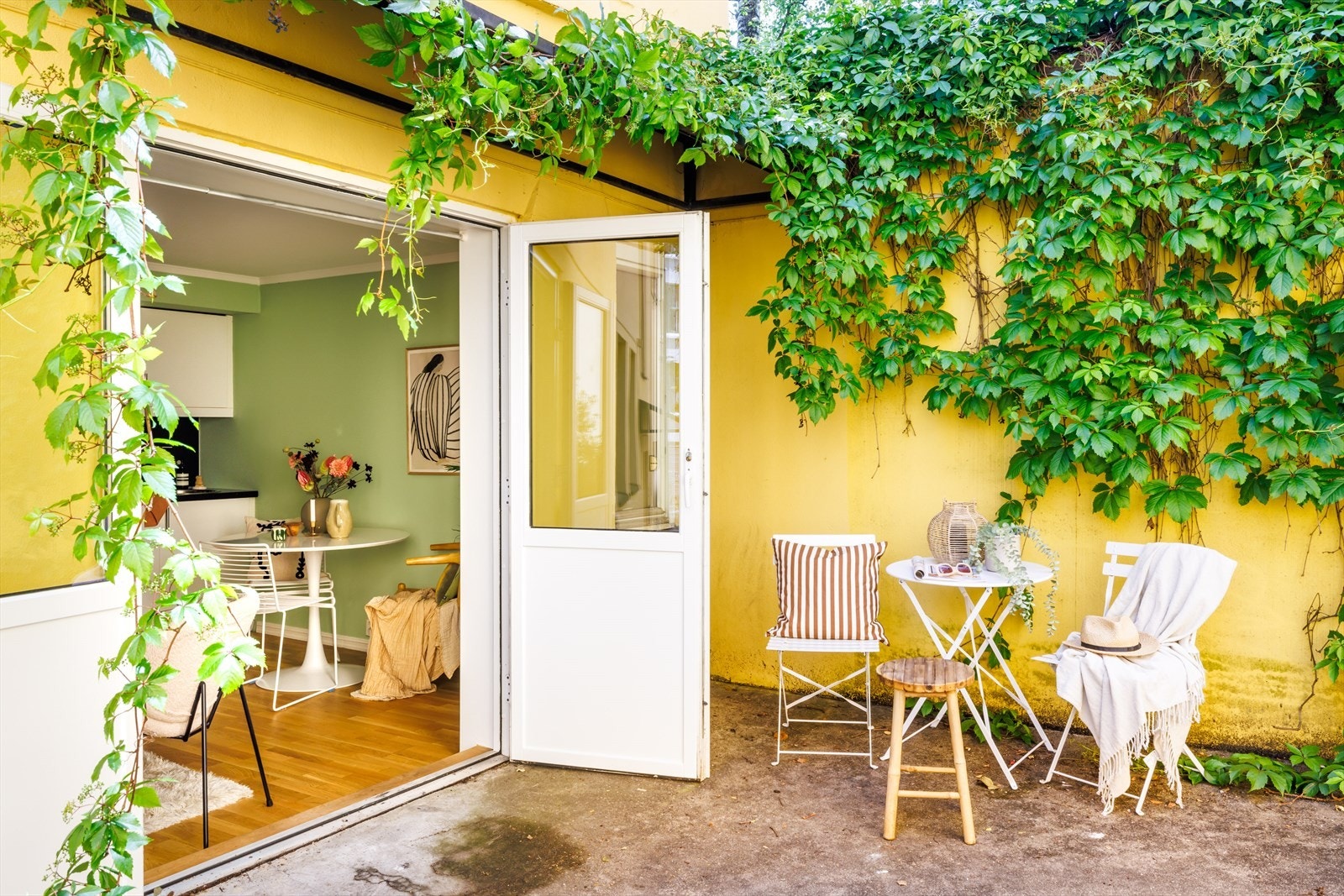 Sameiet har satt opp bord og benker. Her illustrerer vi hvordan man kan sette ut et kafésett el (her må man ha tillatelse fra styret) Galleribilde