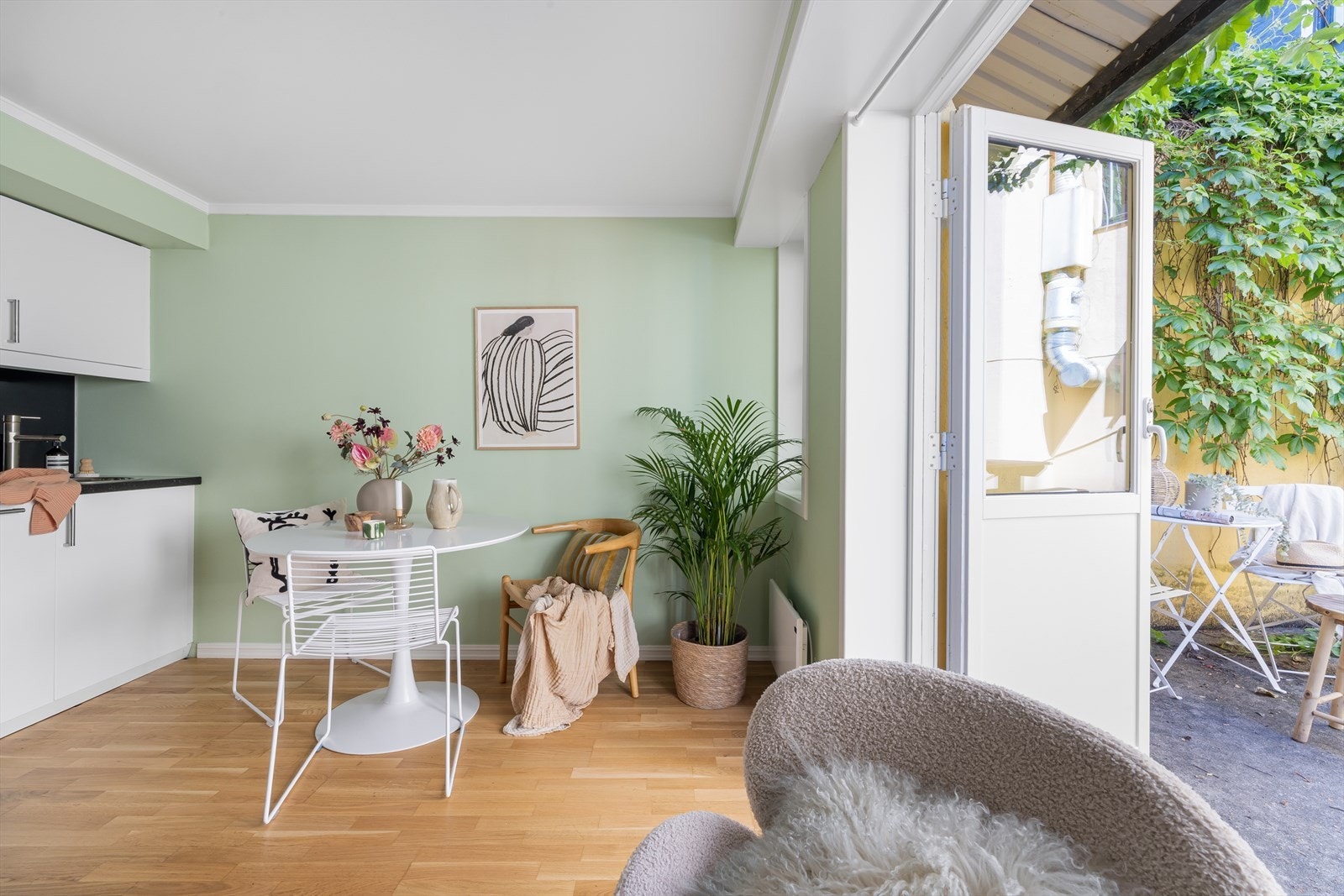 Plass til spisebord eller kjøkkenøy. Galleribilde