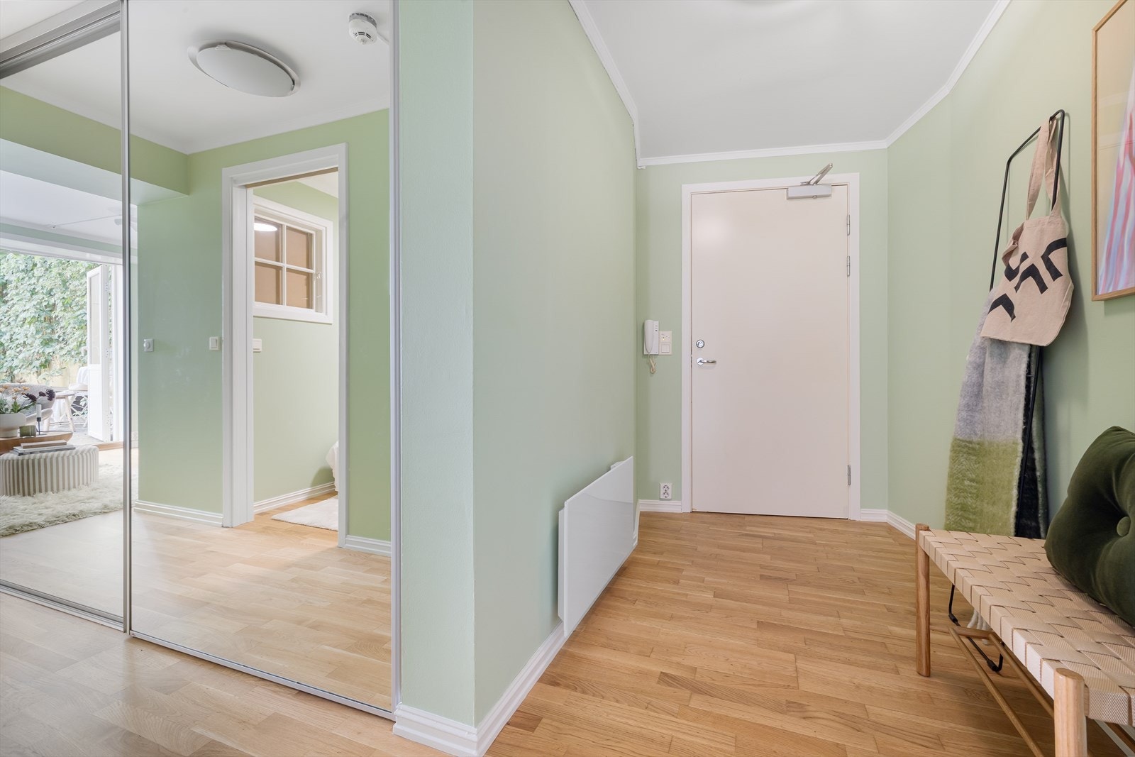 Velkommen inn! Det første du møter er en lys og romslig entré. Her kan du sette opp skap og kommoder om ønskelig. Galleribilde