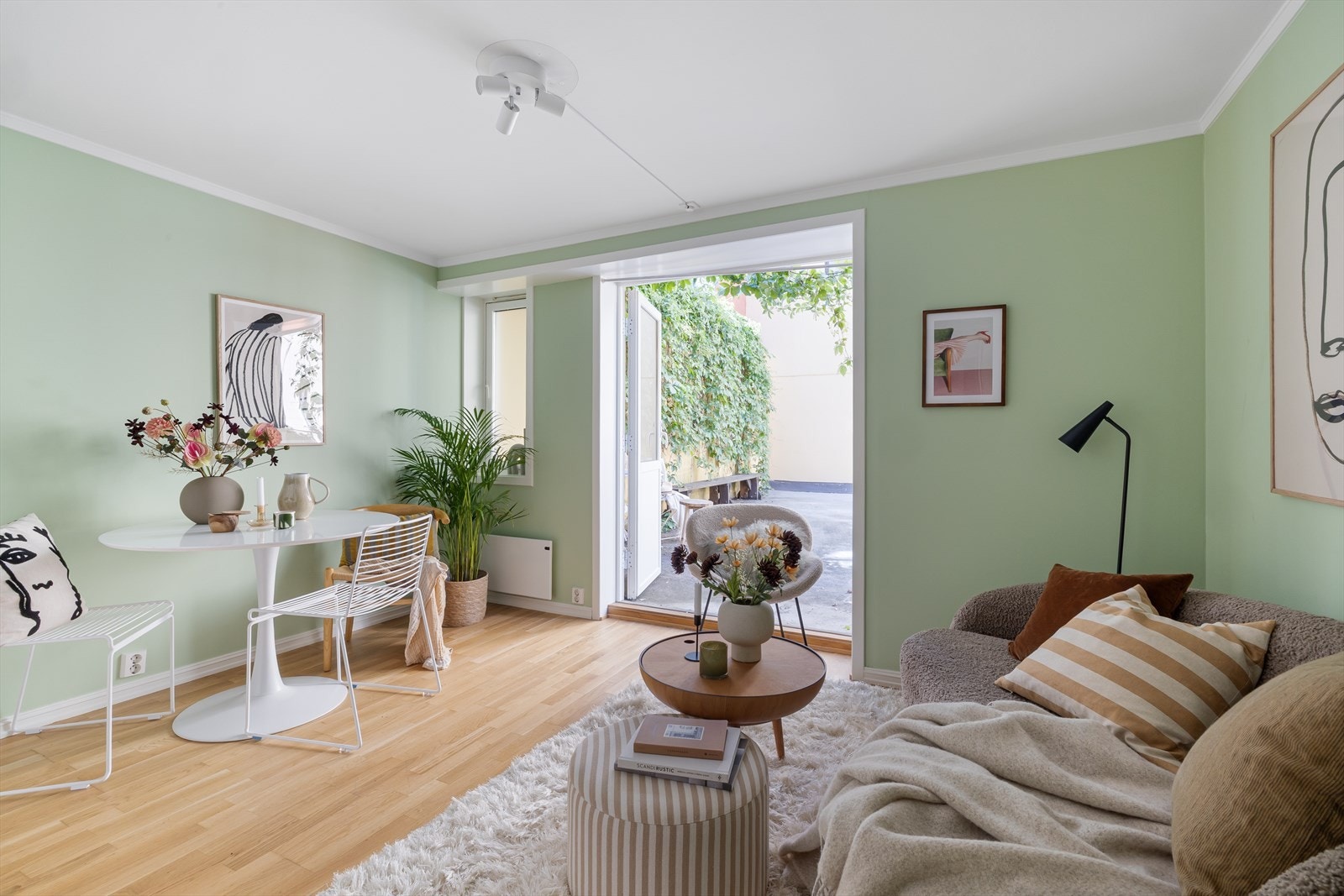 Her får du en supersmart og moderne leilighet, beliggende tilbaketrukket til i indre bakgård. Galleribilde